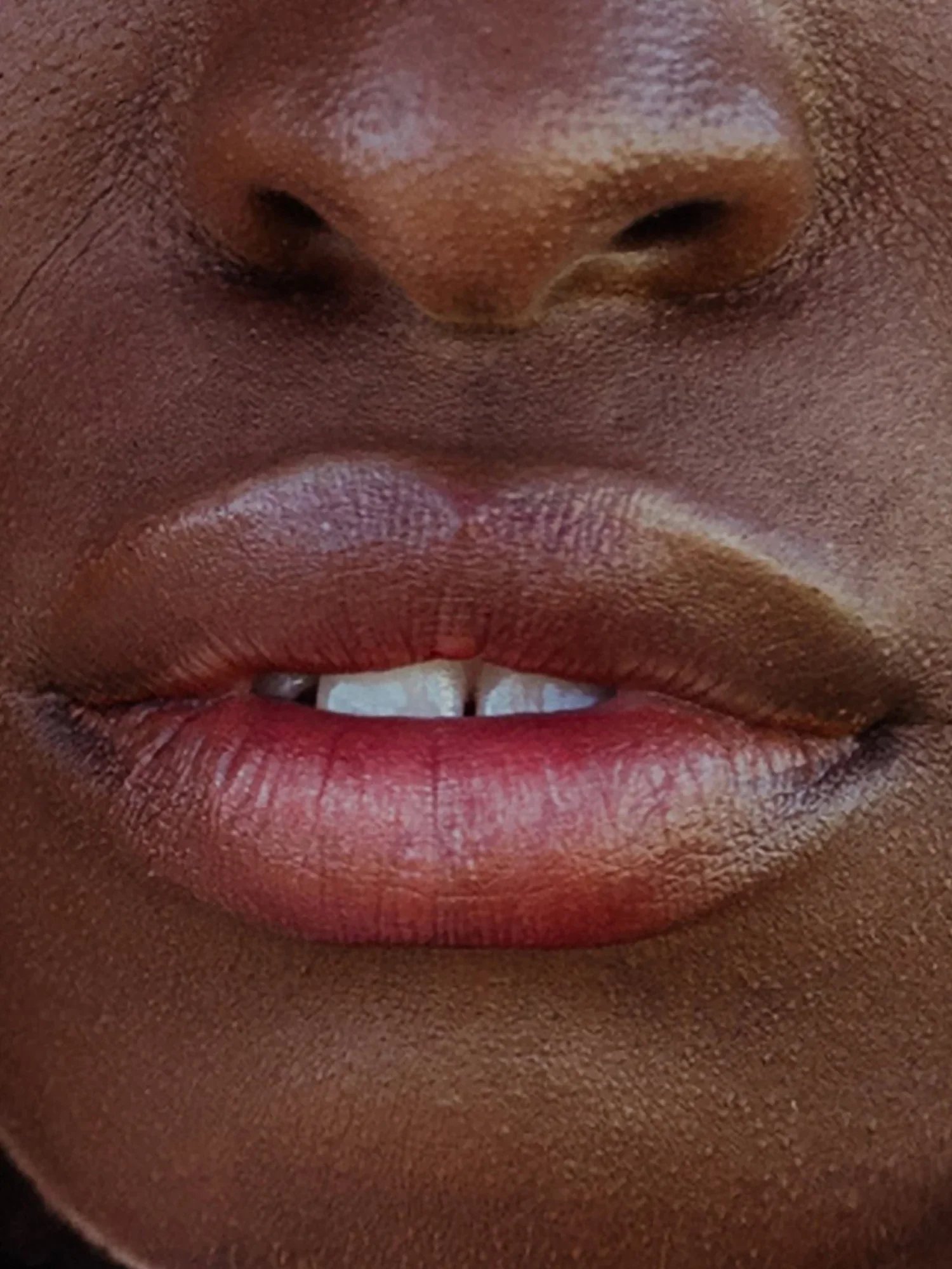 model_lip_oil_02.jpg.webp