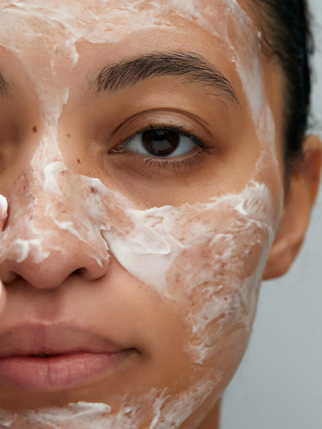 Moisturising-Mask_Model.jpg.webp