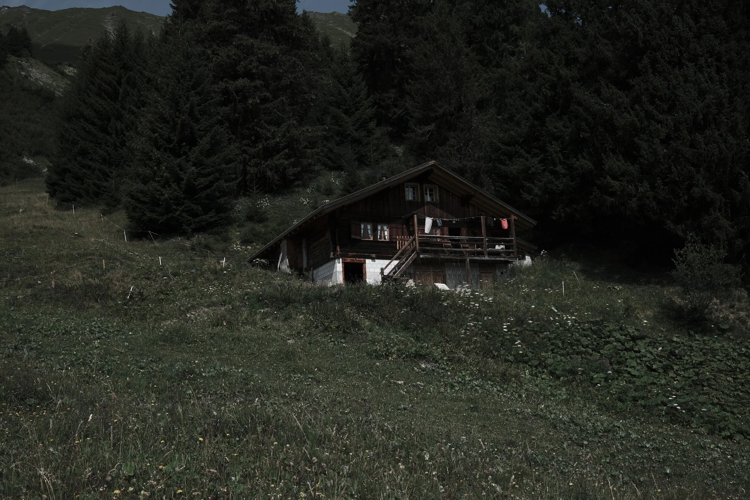 Traditional wooden alpine cabin in the Bernese Oberland, one of the places and stories that inspire the journal of Haus Mannenberg.