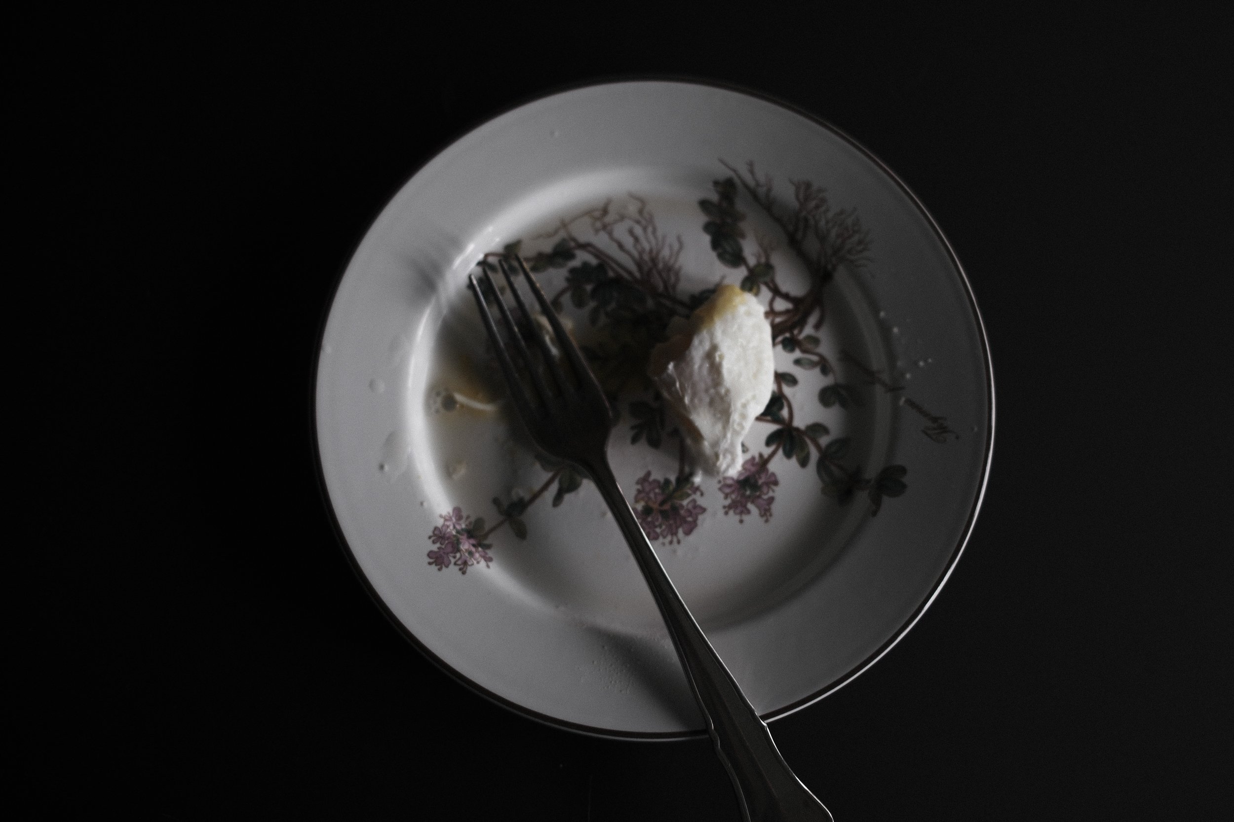 Seasonal breakfast served around the communal table at Haus Mannenberg, encouraging slow mornings and shared moments in the Bernese Oberland near Gstaad.