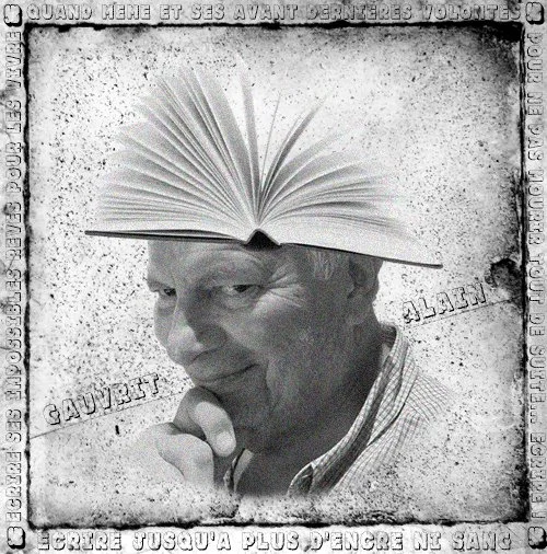 Un homme avec un sourire pensif, portant un livre ouvert sur sa tête, en noir et blanc.