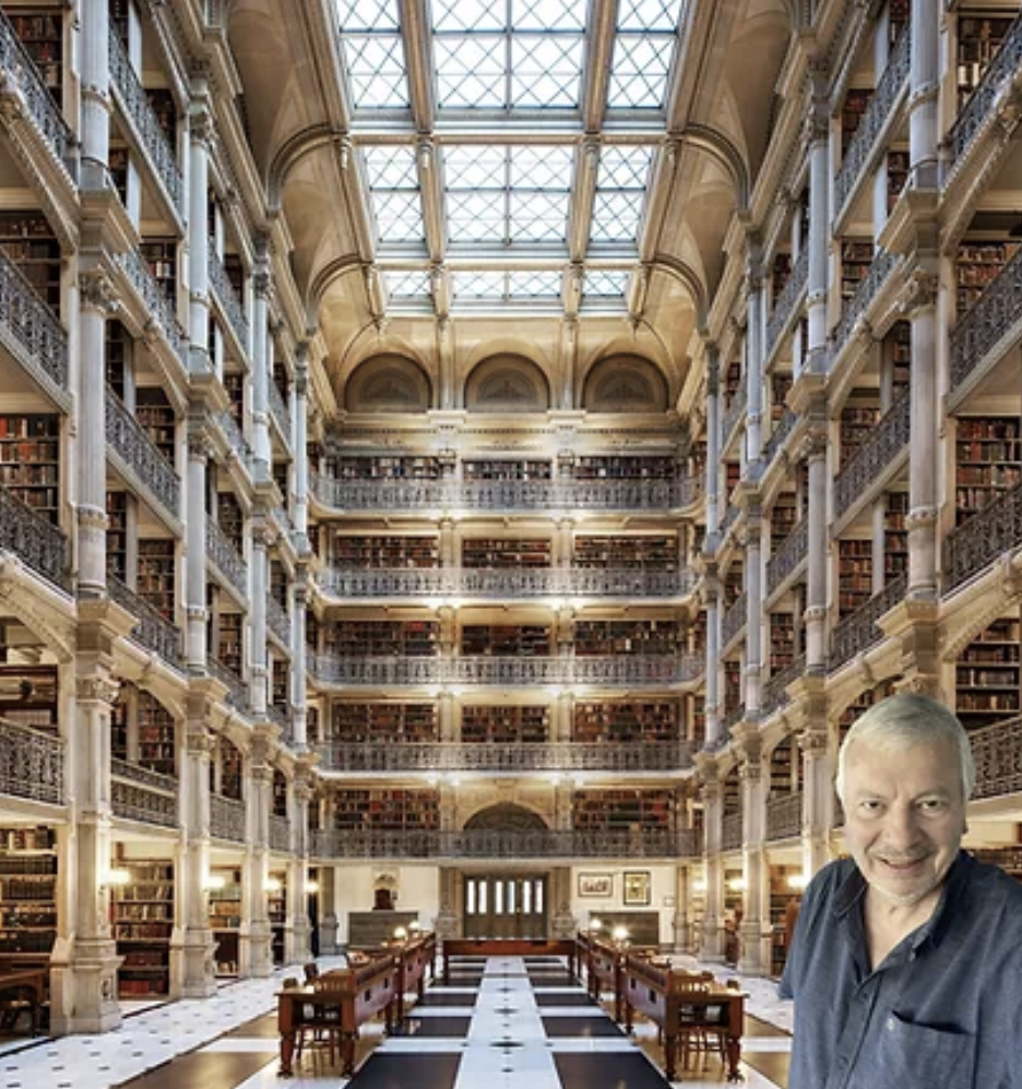 Une grande bibliothèque à étages avec une verrière au plafond, des étagères pleines de livres et un sol en marbre, avec un homme souriant dans le coin inférieur droit.