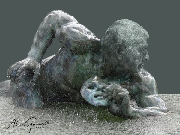 Une sculpture représentant un homme allongé sur le sol, tenant un masque facial en main.