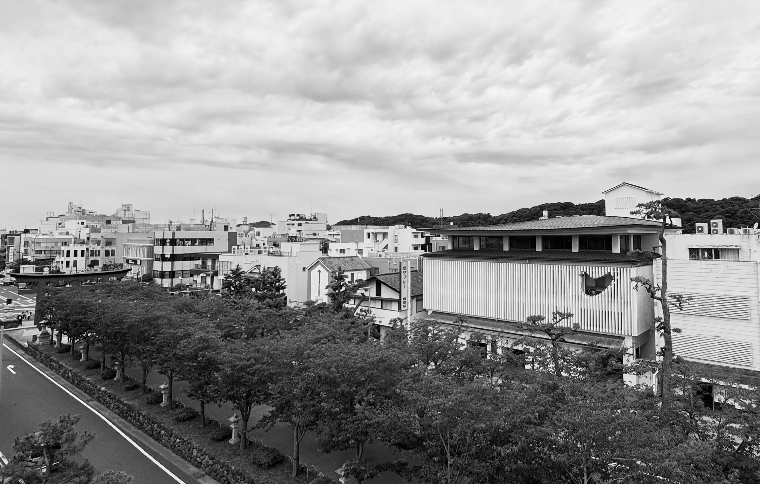 教室の窓から見える鎌倉の風景