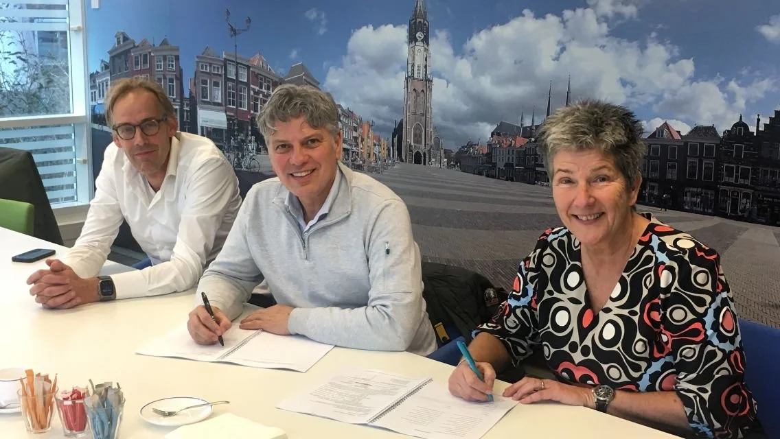 Eerste grootzakelijke afnemer Hogeschool Inholland sluit aan op Warmtenet Delft