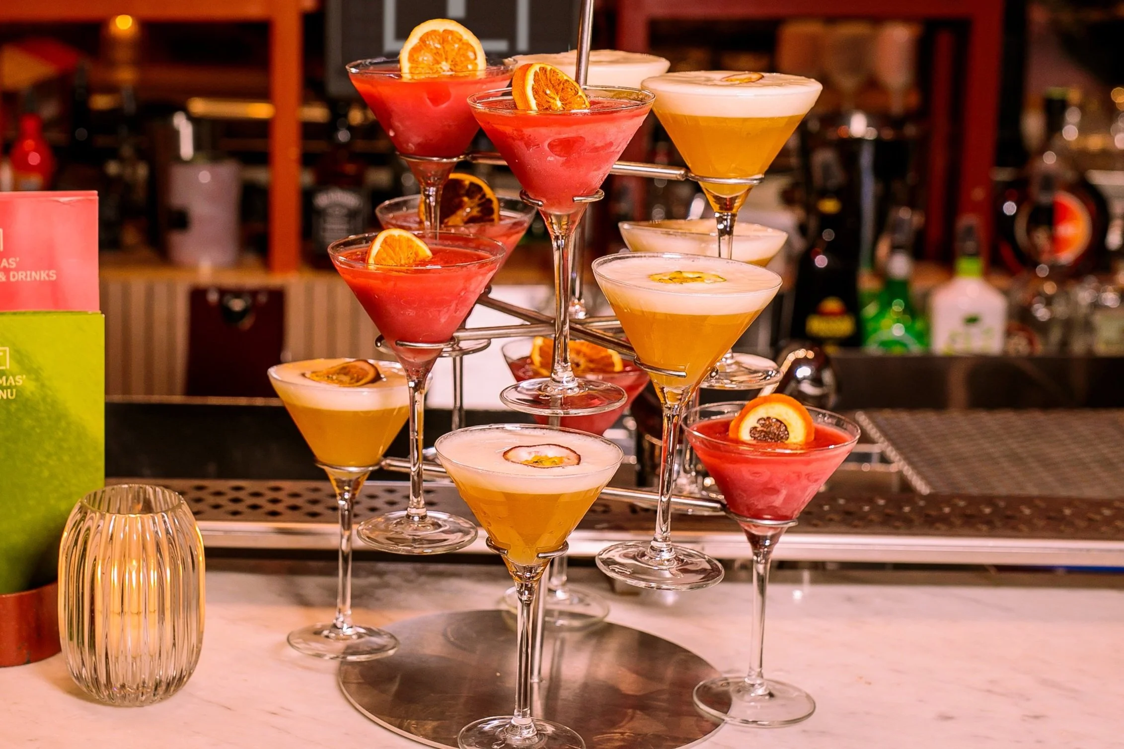 De Cocktail Tree bij Thomas biedt een unieke ervaring waarbij je kunt genieten van een aantal heerlijke cocktails, perfect gepresenteerd in een stijlvolle opstelling.