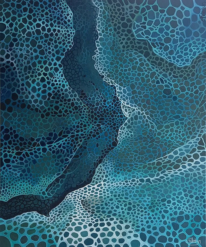Une œuvre d'art abstraction dynamique composée de motifs de formes hexagonales et polygonales en différentes nuances de bleu, créant une impression de profondeur et de mouvement.
