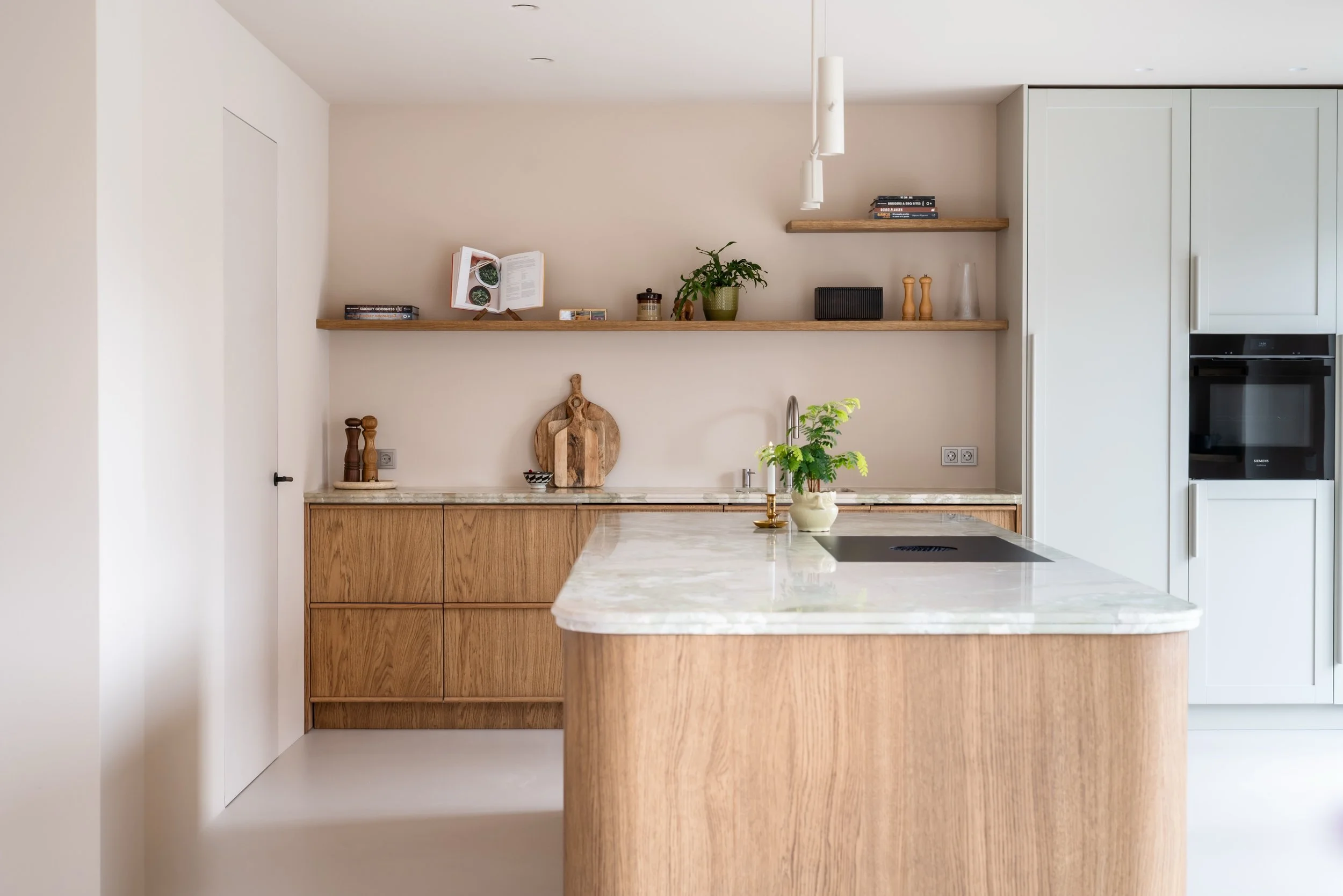 Project Larikshout Waddinxveen | 

Een warme en rustige keuken met een natuurlijke uitstraling. Het eikenhout in combinatie met het lichte werkblad geeft de keuken een mooie, zachte sfeer. Door het kookeiland en zwevende planken met led verlichting v