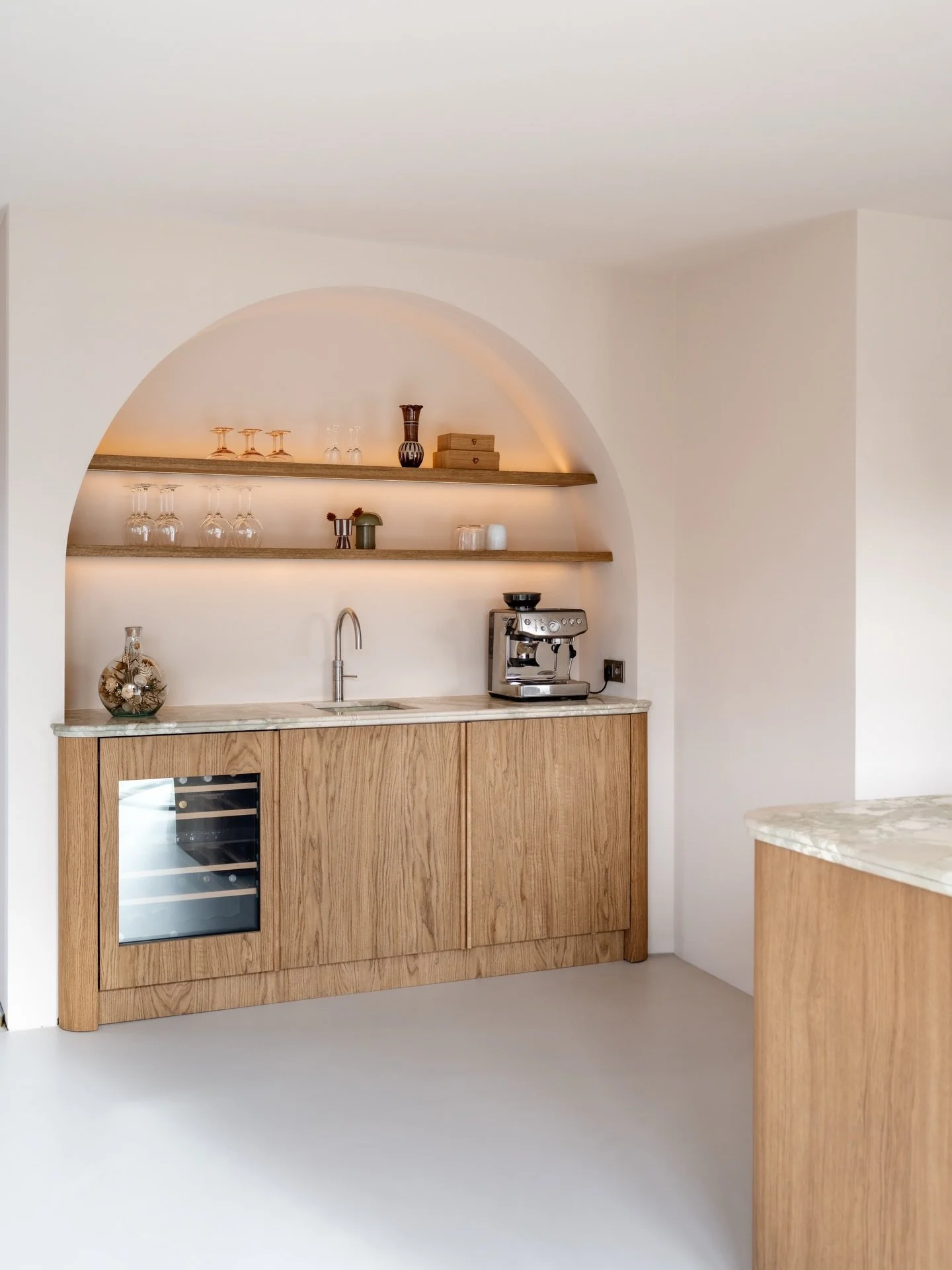 Project Larikshout Waddinxveen | Dit wil je toch in je huis! Of niet?

Een koffienis die niet alleen functioneel is, maar het hele interieur draagt.

Rondingen, warmte en subtiele verlichting die het geheel laten spreken. 

Zou jij hier je ochtend be