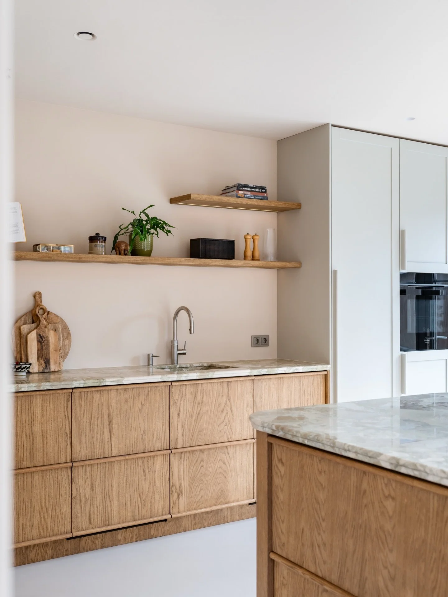 Project Larikshout Waddinxveen | 

Warm eikenhout en een natuurstenen blad vol karakter.
Een keuken waarin balans centraal staat: zachte tinten, eerlijke materialen en een minimalistisch ontwerp met een rustige, luxe uitstraling.

📷 by @studiokeeell