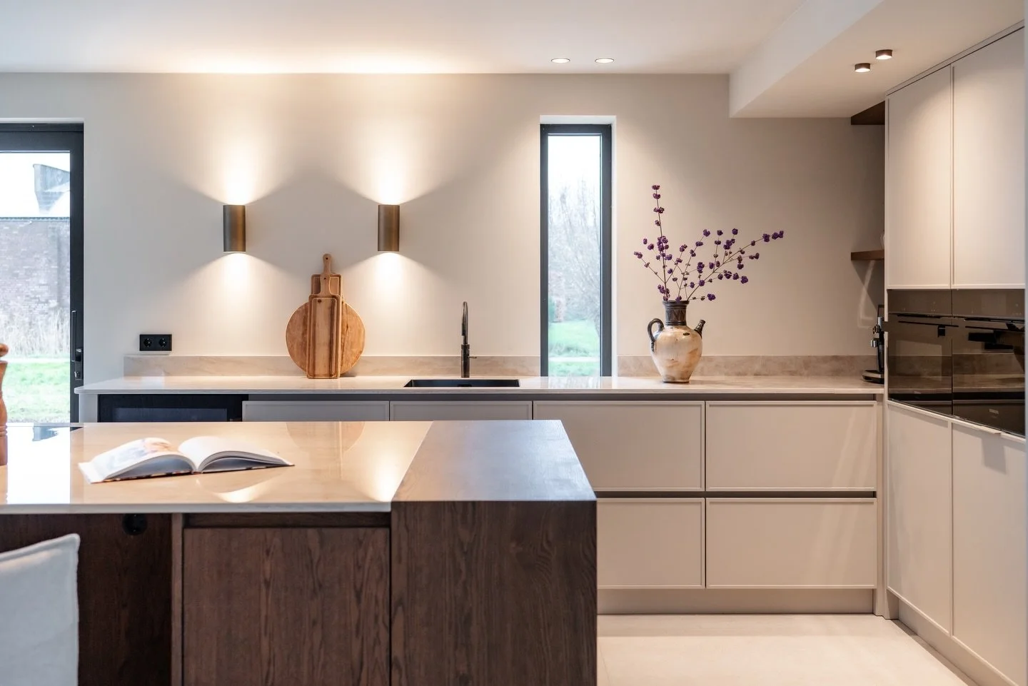 Project Nesselande | 

Een rustige basis met hoogwaardige afwerking.
Stijlvol wonen zonder concessies.

Ontworpen met oog voor detail en duurzaamheid, waarbij rust, licht en materiaalkeuze samenkomen in &eacute;&eacute;n harmonieus geheel.

📷 by @st