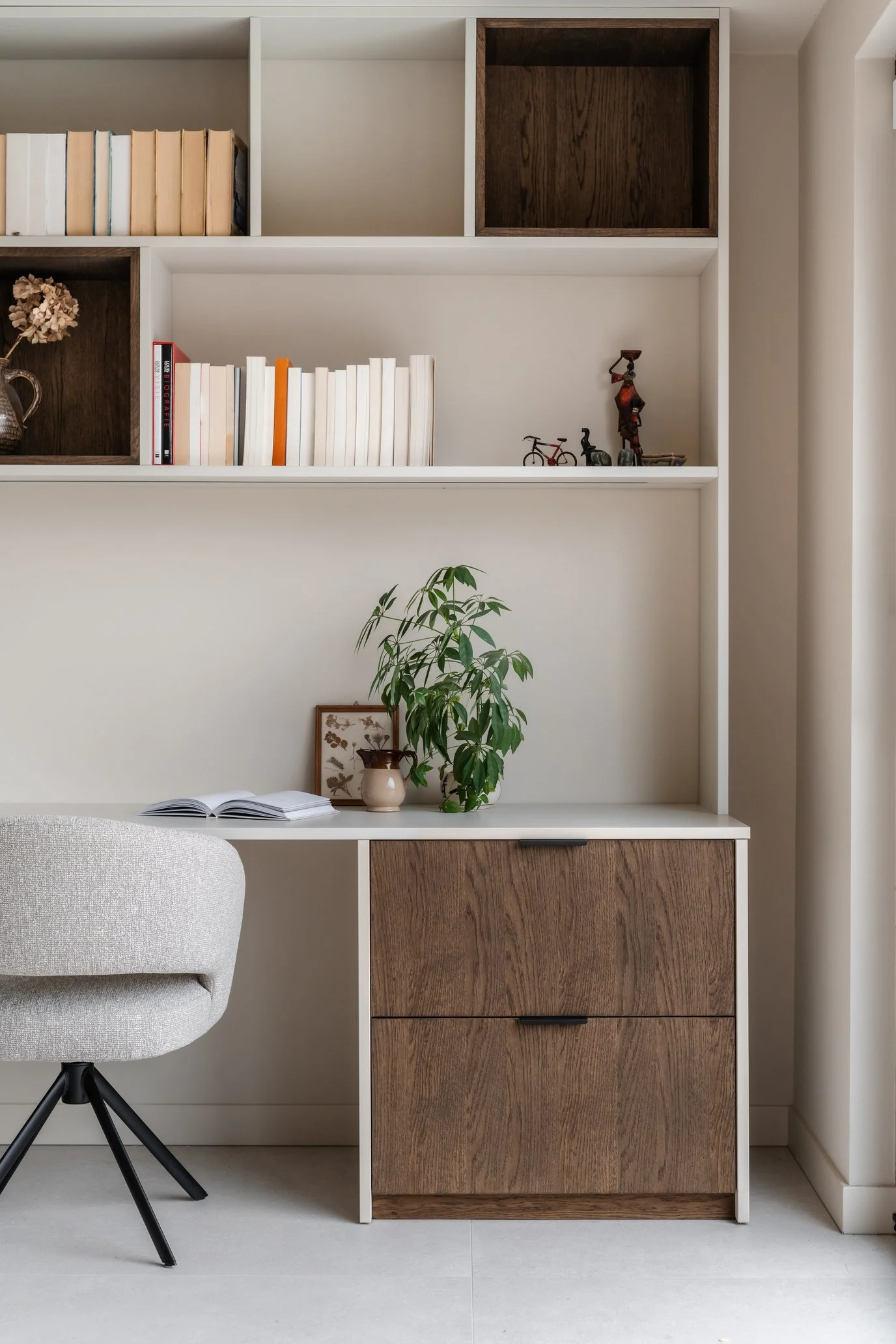 Maatwerk kast met geïntegreerd bureau, open vakken en donker eiken fineer.