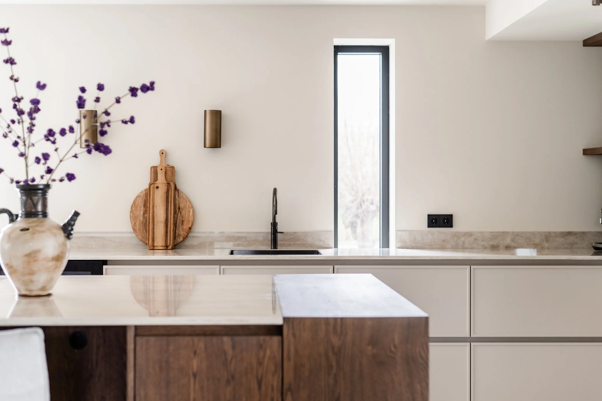 Maatwerk keuken met donker eiken fineer, spuitwerk, Dekton werkblad en Quooker kraan.