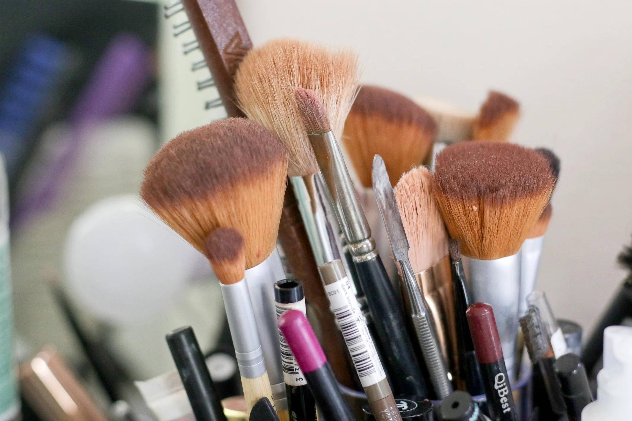 Verschiedene Make-up-Pinsel in einem Halter