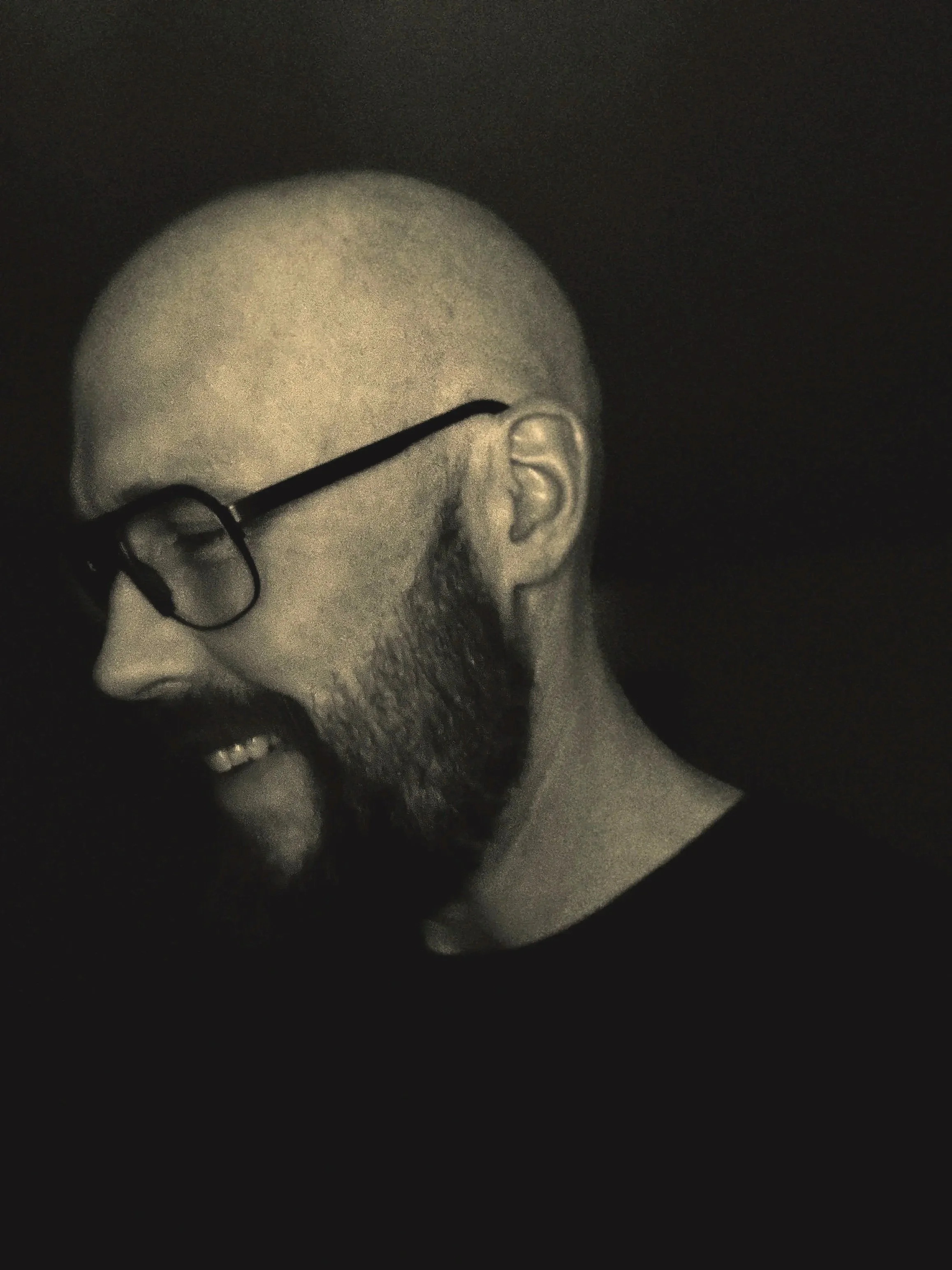 Porträt von Timm-Eric Heiland, Gründer von Atmos Foundry und Audio Engineer mit Spezialisierung auf Dolby Atmos und Audio-Postproduktion.
