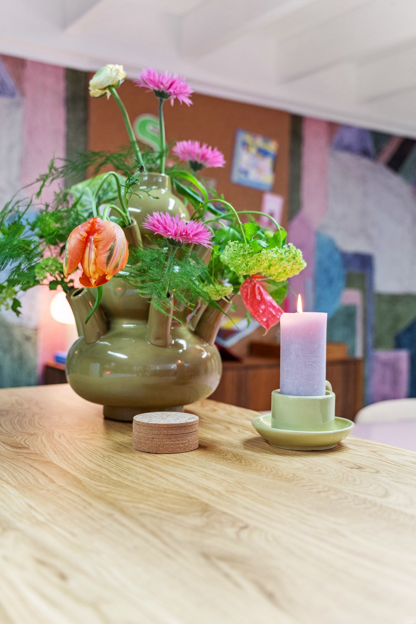 Sfeer met kaarsen en bloemen, die de beleving van de ruimte versterken.