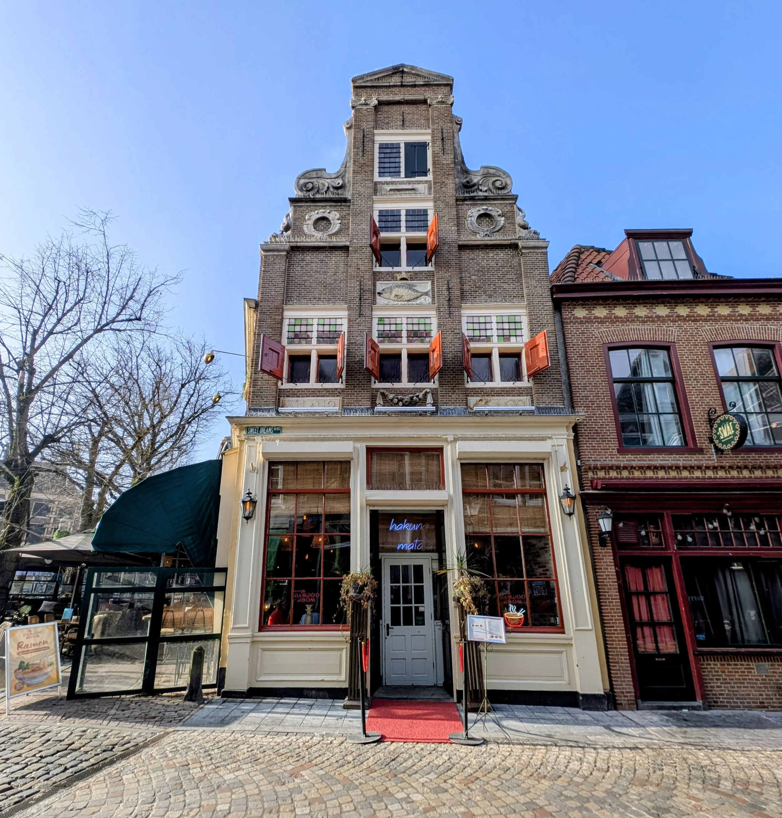 De Voorgevel van Kerkstraat 1 in Hoorn waar restaurant The Bamboo Room gevestigd zit. Dit rijksmonument komt uit 1660.