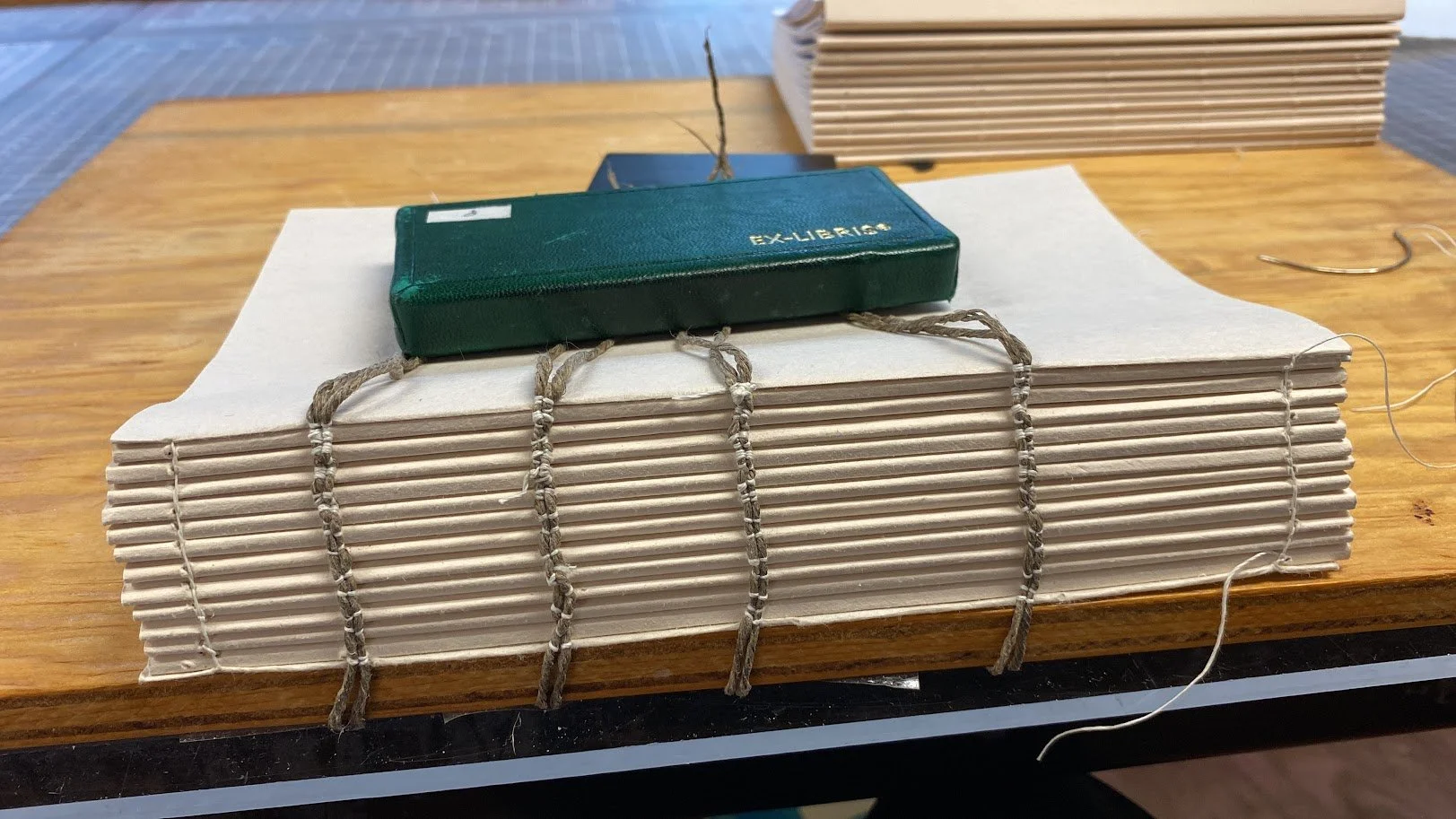 Preparación de encuadernación. Nervios y cuadernillos.