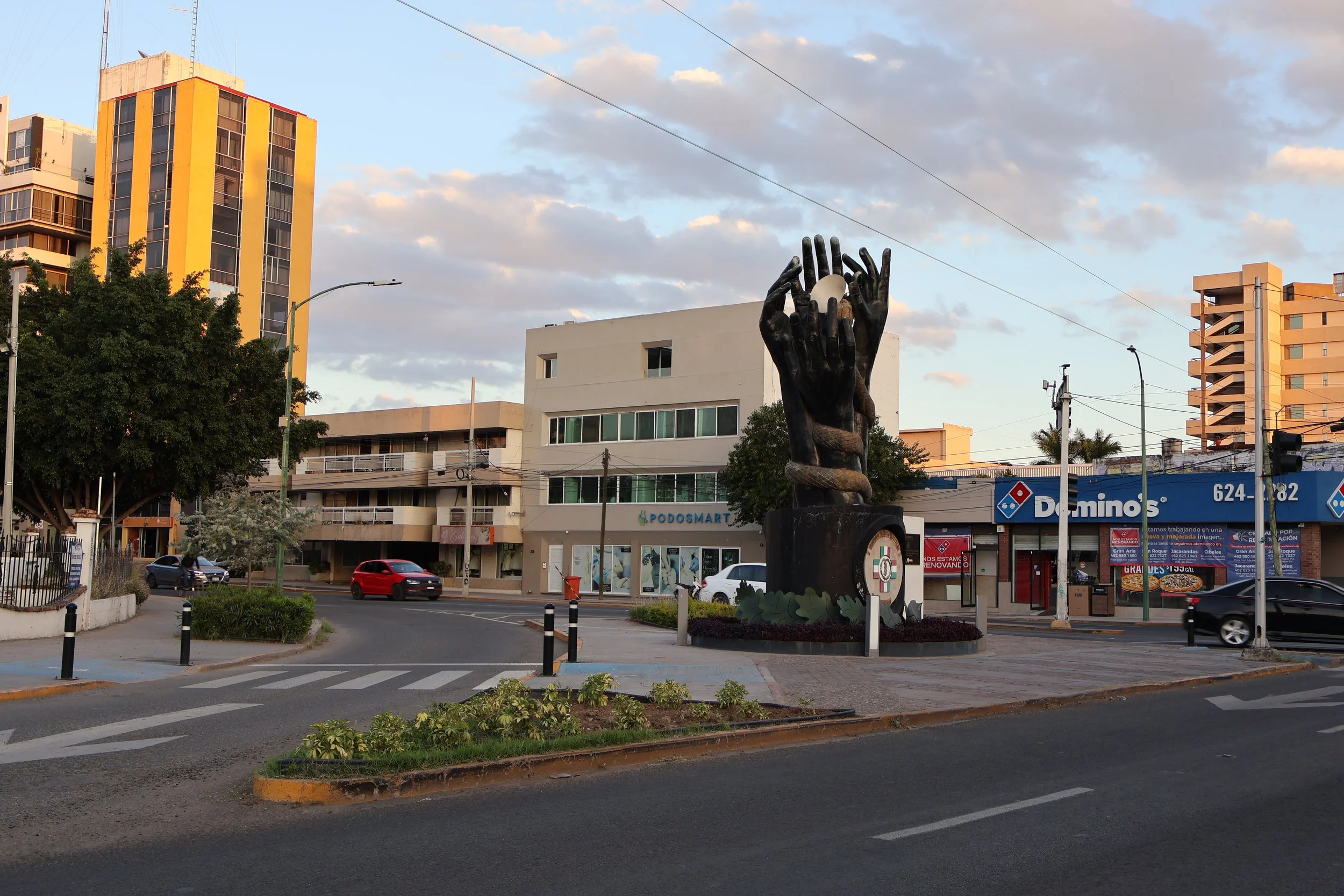 Monumento a la Escuela Médico Militar.