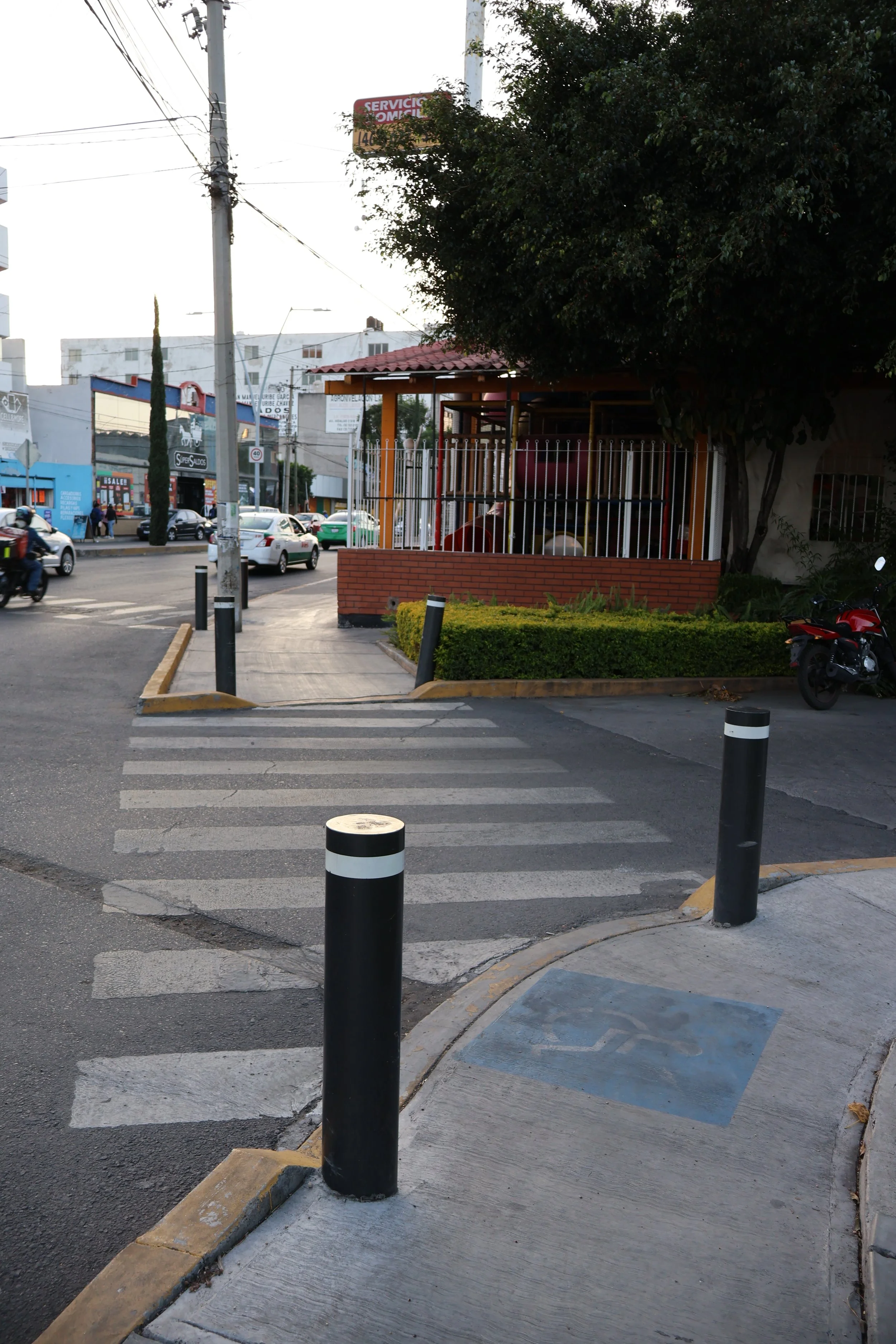Punto de intervención Glorieta de las Espigas.

Implementación de criterios de diseño universal mediante la construcción de rampas de acceso con pendientes reglamentarias y la configuración de cruces peatonales seguros que priorizan al peatón, garant