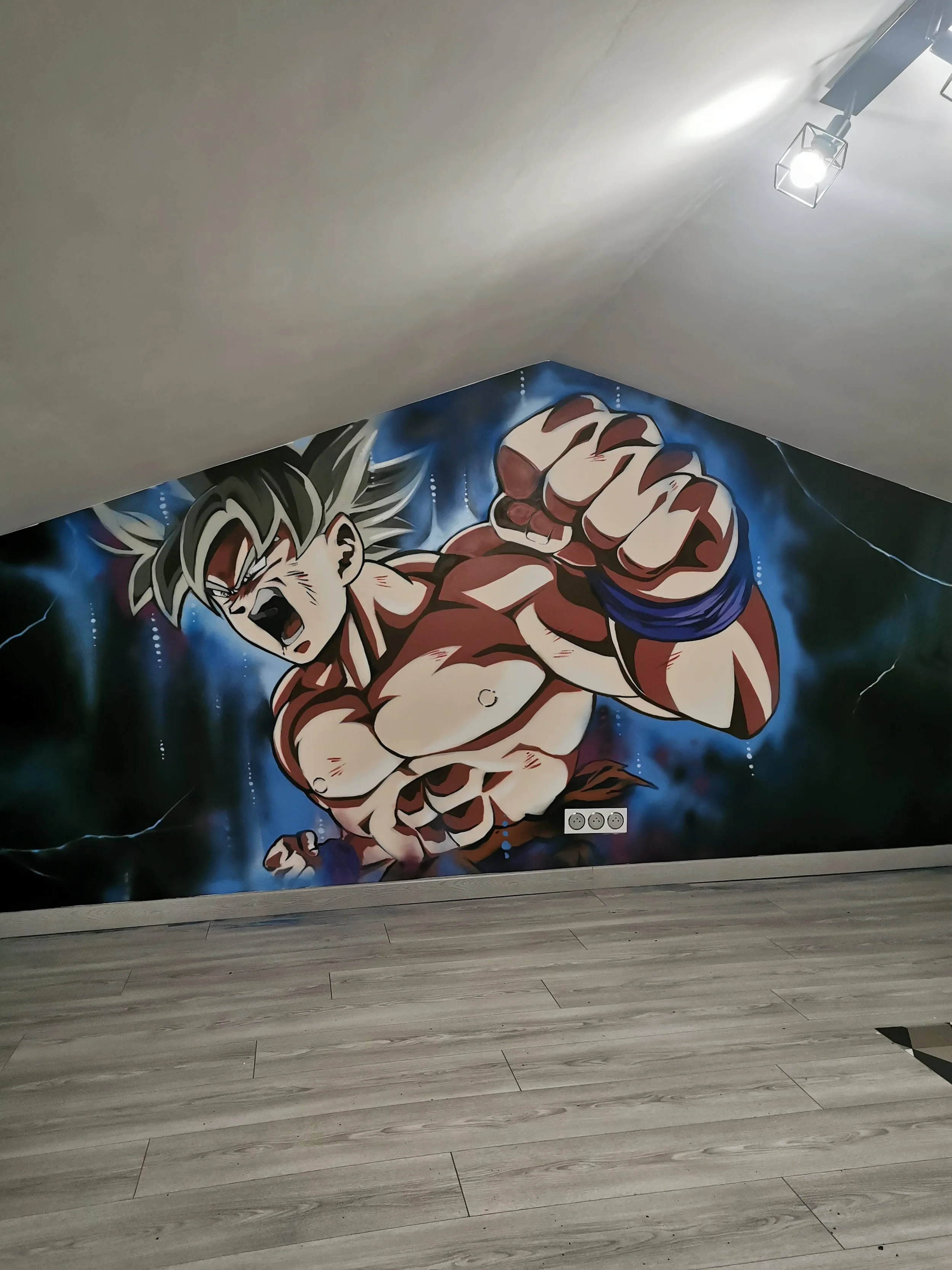 Mur illustré d'une  peinture réalisé à la spray molotow de personnage de dessin animé, sangoku en mode ultra instinct, en position de combat, avec un fond d'éclairs et d'effets dynamic. 