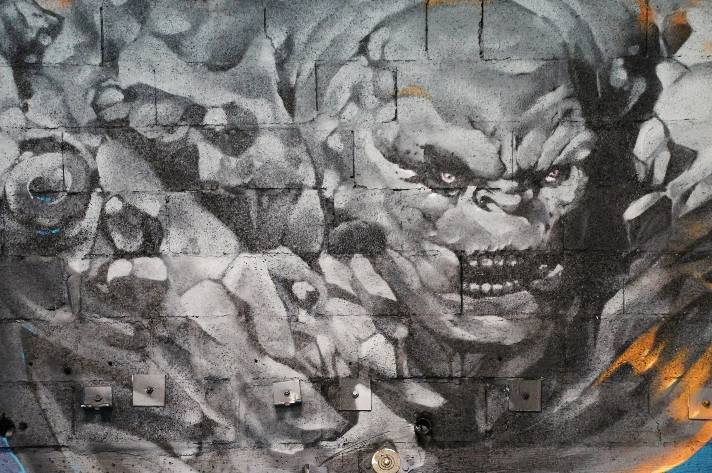 Peinture murale en nuance de gris, monstre en pierre, détail.