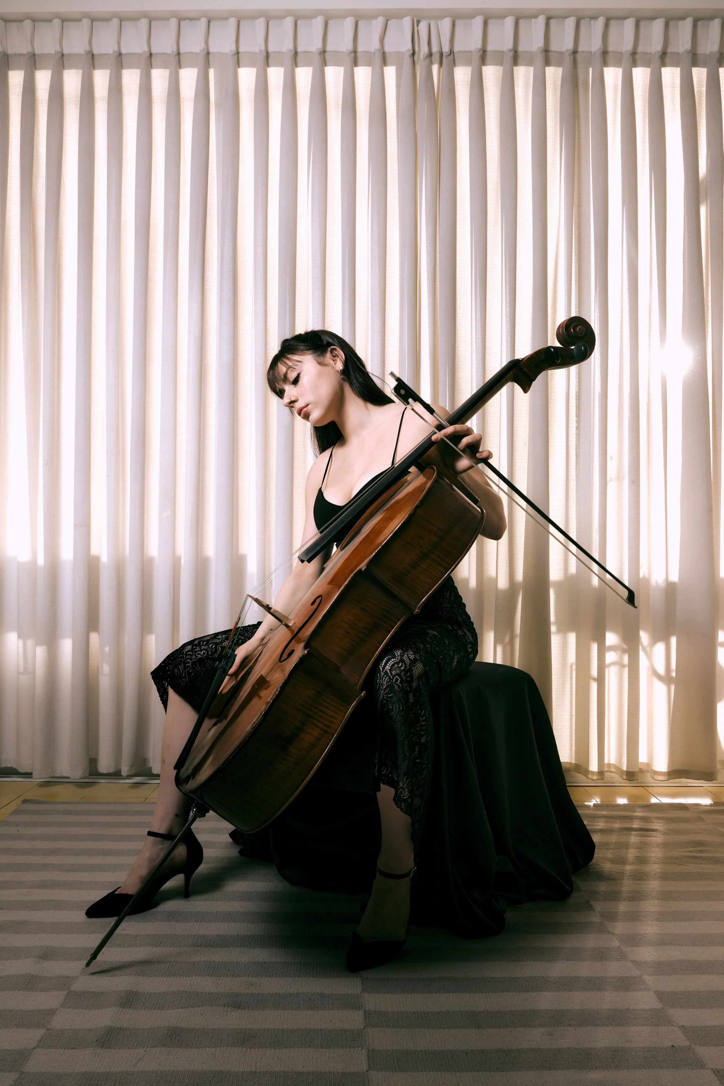Daphny with cello4012.jpg