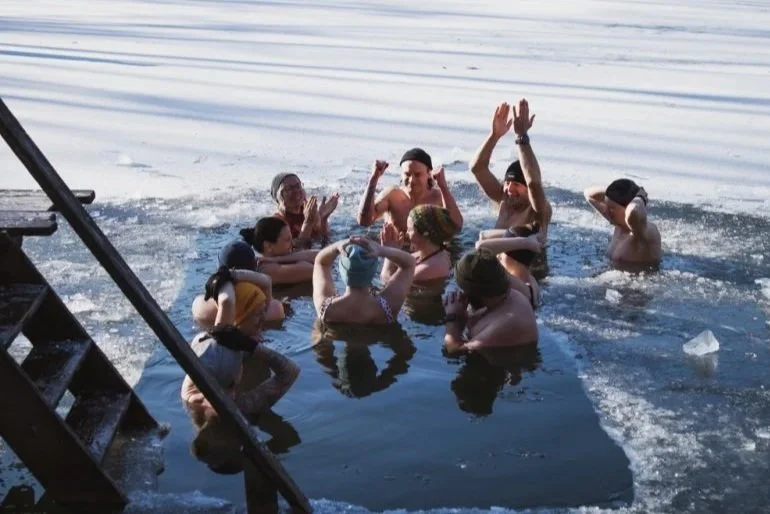 Eisbaden im eigenen Weiher - gut für Herzkreislauf, und gut für die Laune!
