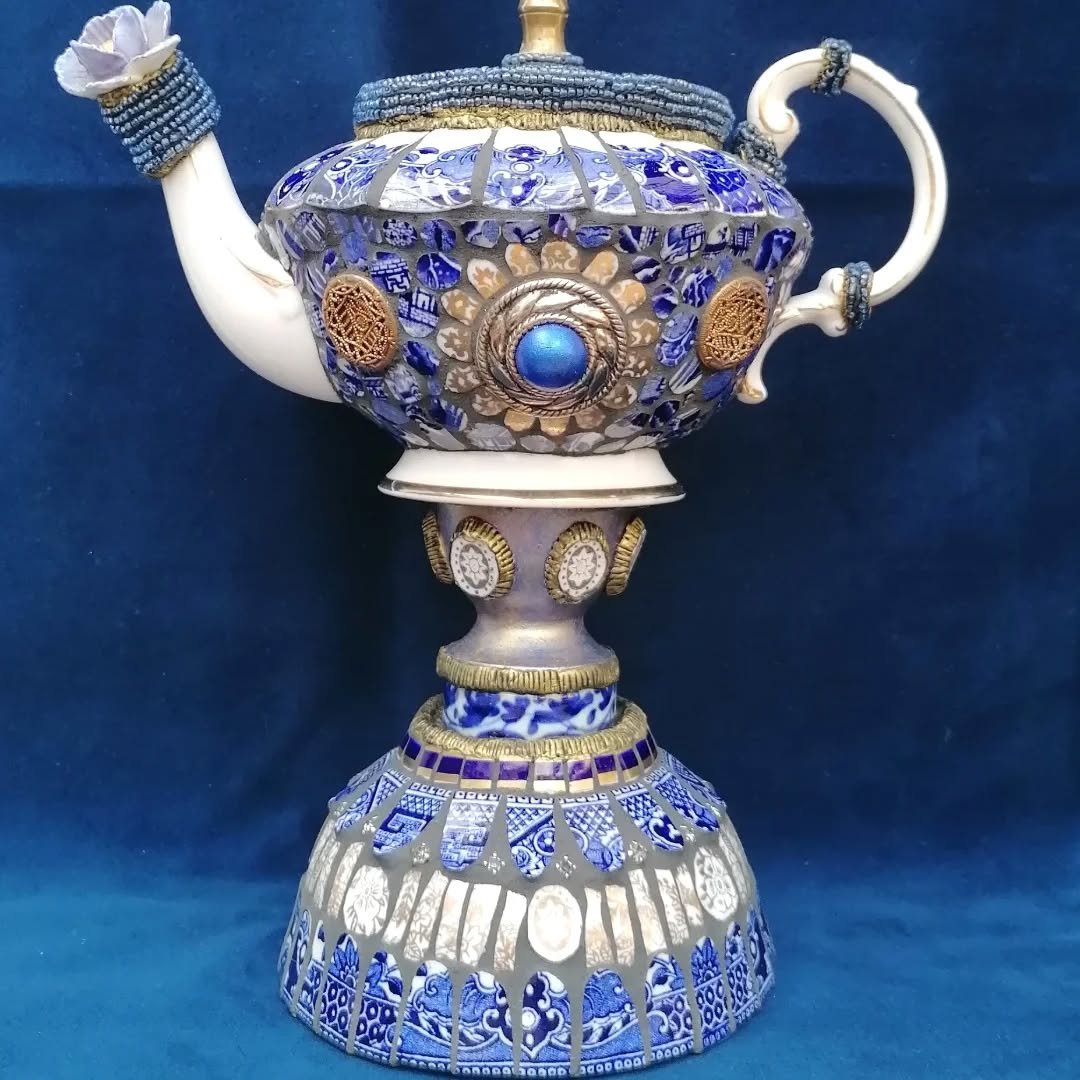 ⭐FLORENCE⭐ Final weekend @snapemaltings @suffolkcraftsociety

Florence is the latest in my Chalice collection, made especially for this exhibition. Made from a broken tea pot, discarded crockery and meticulously cut china, I'm celebrating the chips..