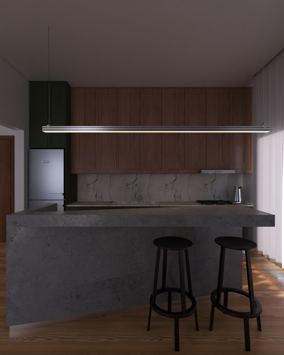 Cocina moderna con encimera de concreto, armarios de madera, pared de mármol, estufa, fregadero, refrigerador, una tetera y dos taburetes negros frente a una barra de cocina.