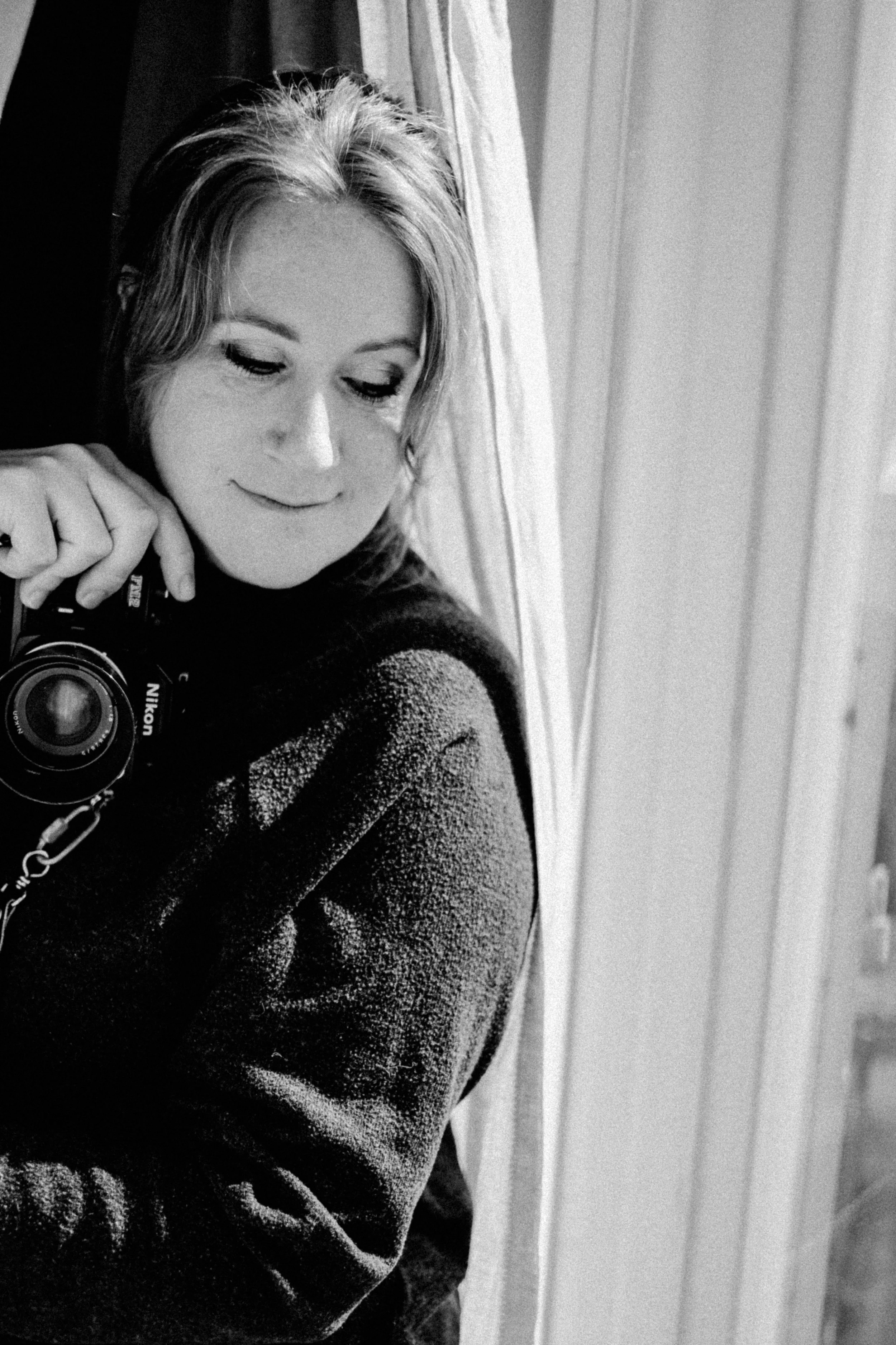 Lächelnde Frau mit Kamera / Luisa Kehl Fotografie / Bebildern.ch
