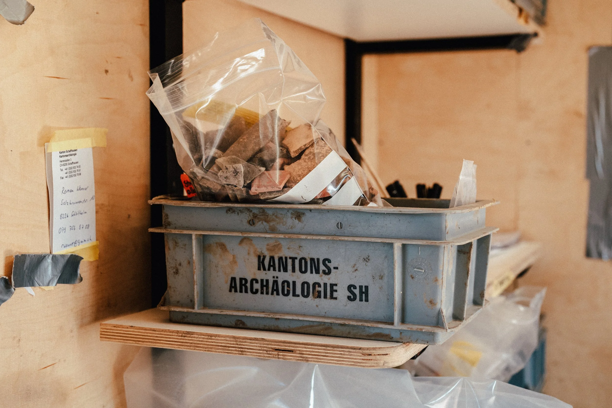 Kiste mit Grabungsfunden der Kantonsarchäologie in einer Fotoreportage in Schaffhausen