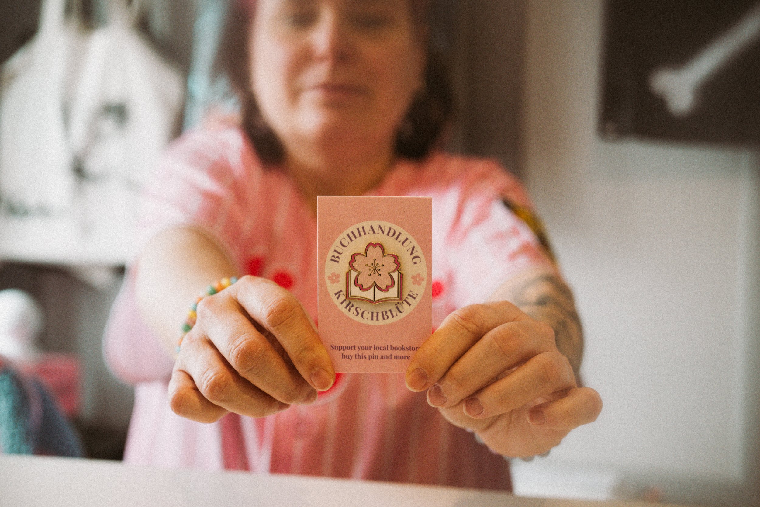 Buchhandlung Kirschblüte Schaffhausen- Personal Branding, Fotoreportage für Frauen geführtes Business, Portraits und Authentische Business Fotografie für dein kleines individuelles Unternehmen oder Geschäft, von deiner Fotografin in Schaffhausen, Win