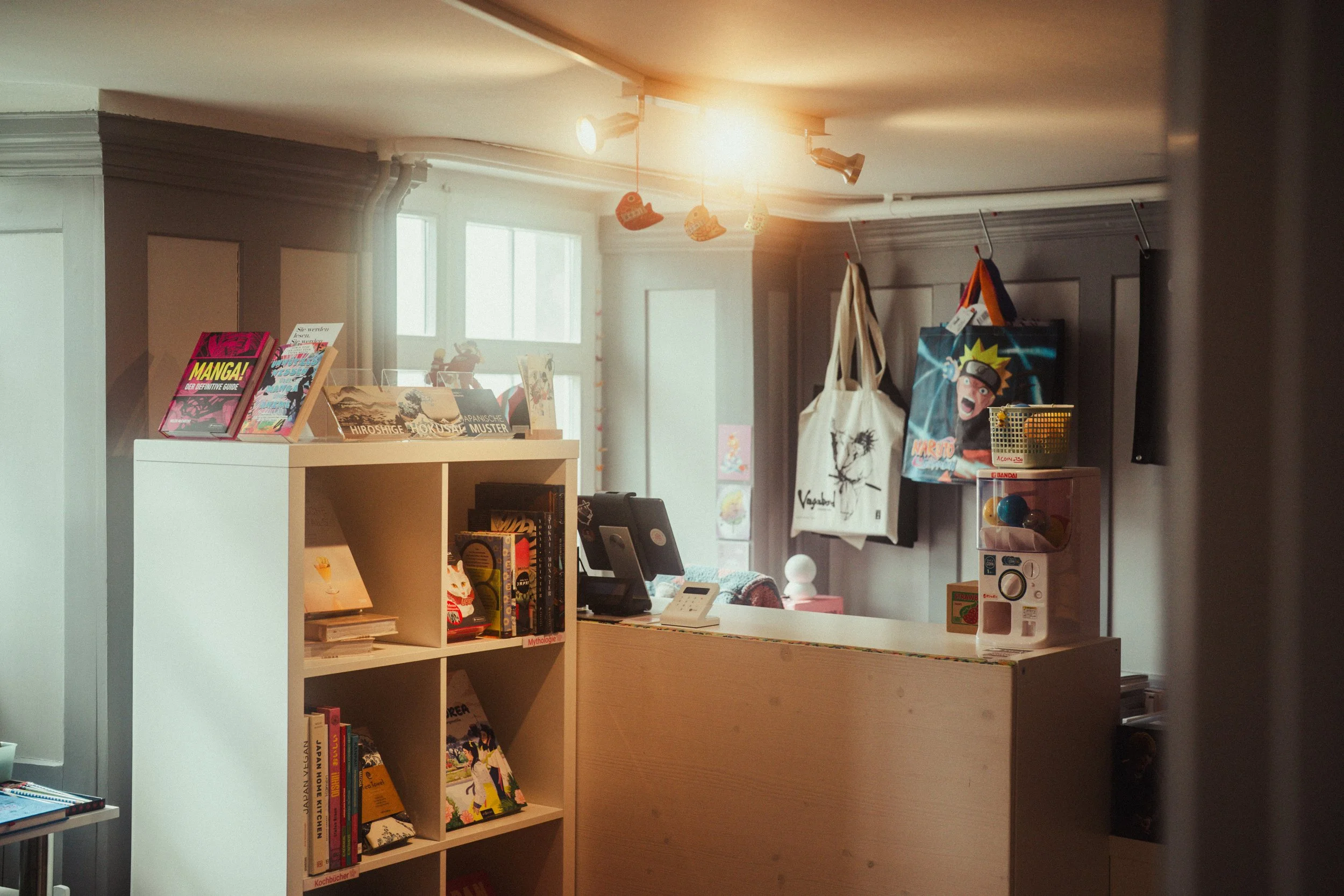 Buchhandlung Kirschblüte Schaffhausen- Personal Branding, Fotoreportage für Frauen geführtes Business, Portraits und Authentische Business Fotografie für dein kleines individuelles Unternehmen oder Geschäft, von deiner Fotografin in Schaffhausen, Win