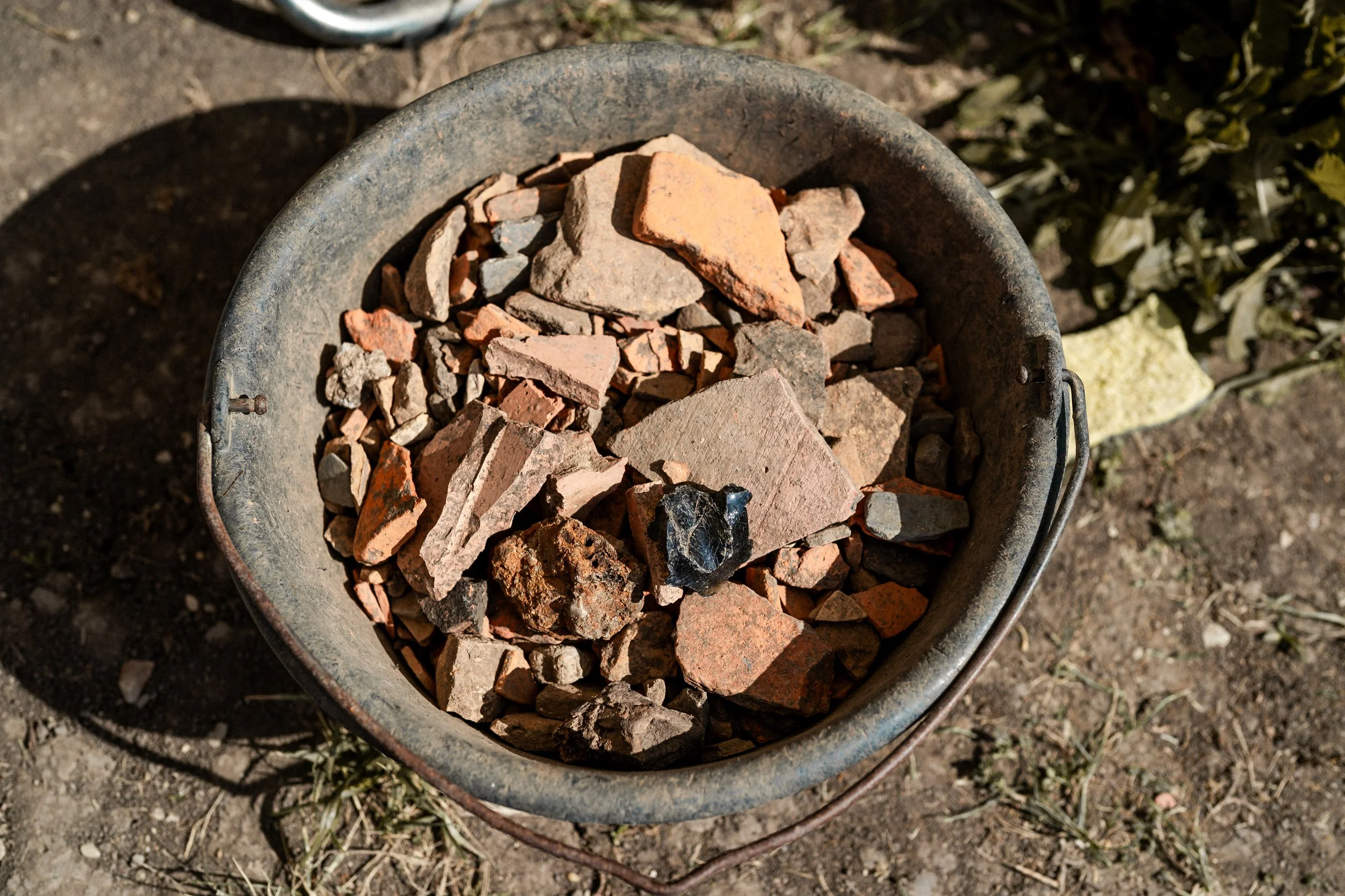 Eimer voller Fundstücke aus einer Grabung der Archäologie - Reportage & Business Fotografin Schaffhausen