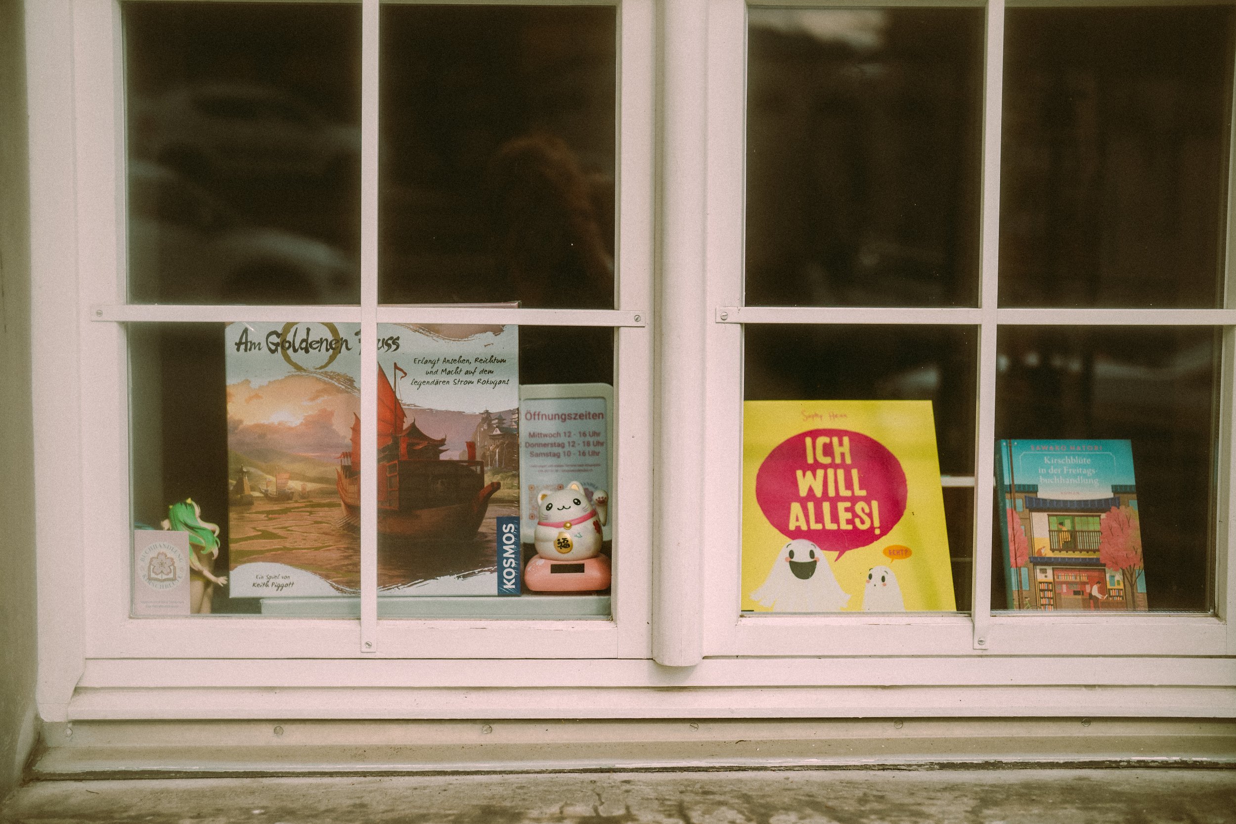 Buchhandlung Kirschblüte Schaffhausen- Personal Branding, Fotoreportage für Frauen geführtes Business, Portraits und Authentische Business Fotografie für dein kleines individuelles Unternehmen oder Geschäft, von deiner Fotografin in Schaffhausen, Win