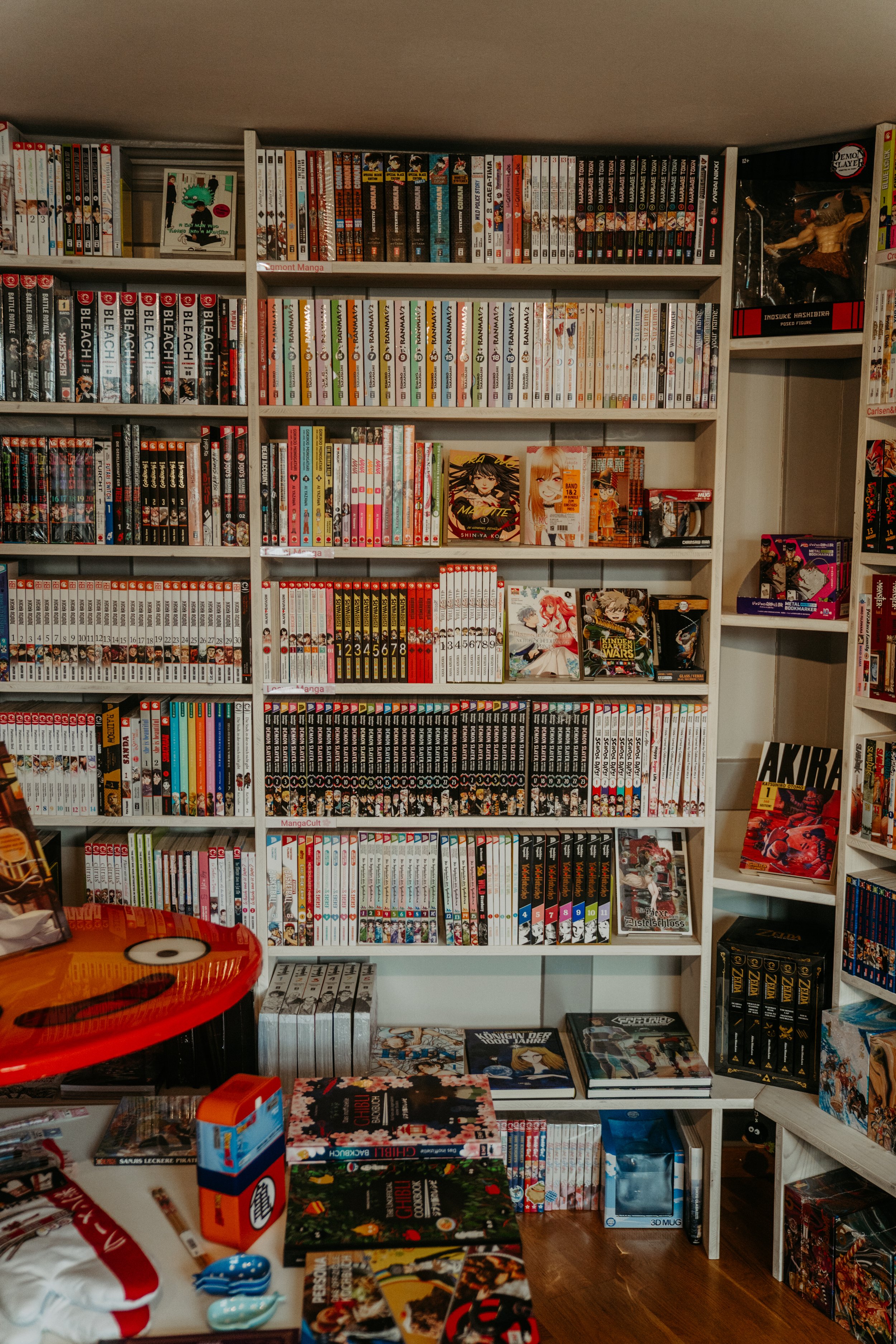 Buchhandlung Kirschblüte Schaffhausen- Personal Branding, Fotoreportage für Frauen geführtes Business, Portraits und Authentische Business Fotografie für dein kleines individuelles Unternehmen oder Geschäft, von deiner Fotografin in Schaffhausen, Win
