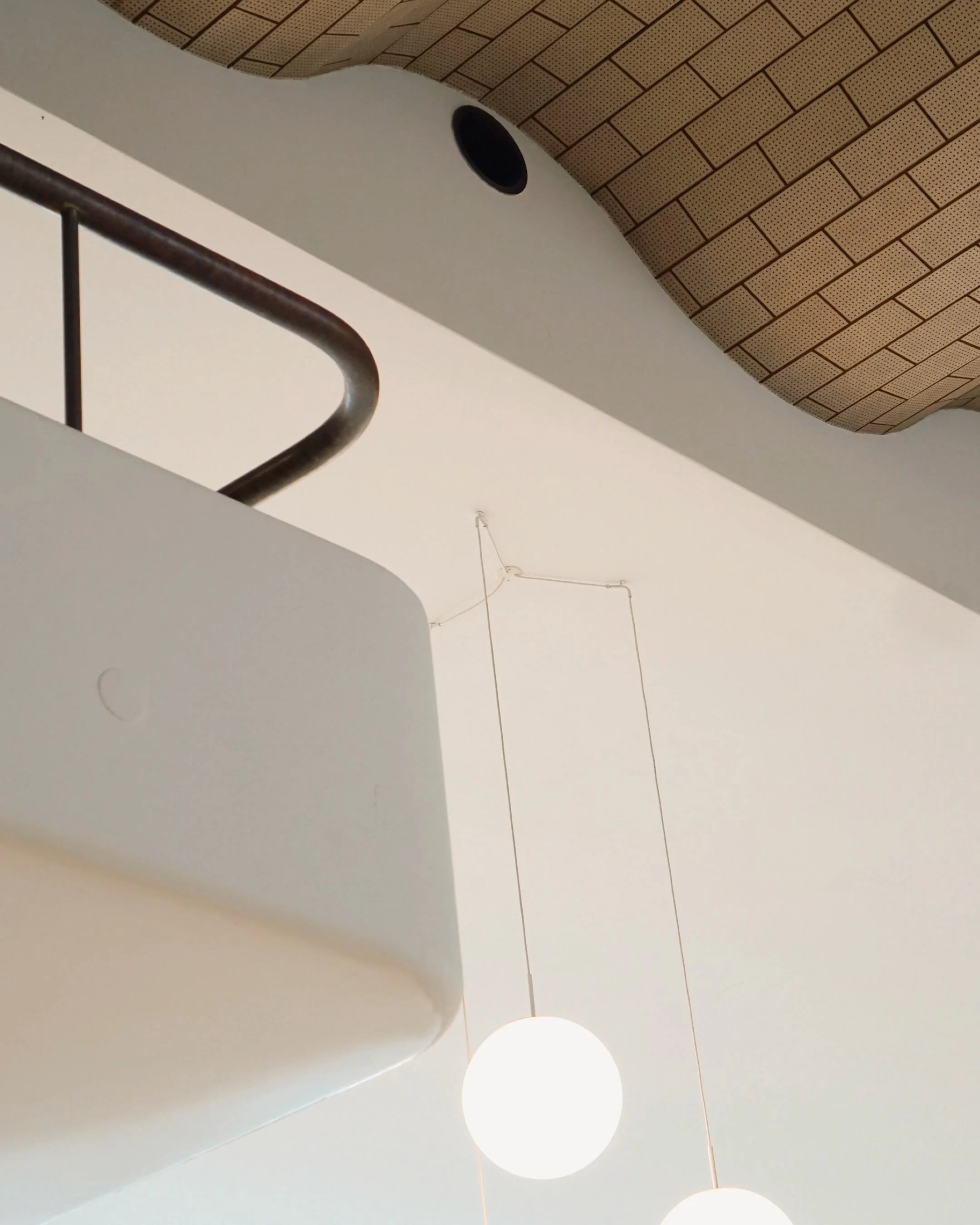 Arkitektoniske motiver og farver fra #vilhelmlauritzen lufthavnsterminal oversat til en lufthavnsstol i st&aring;l og genbrugsuld.

#danishmodern #danskarkitektur #modernisme #danskm&oslash;beldesign