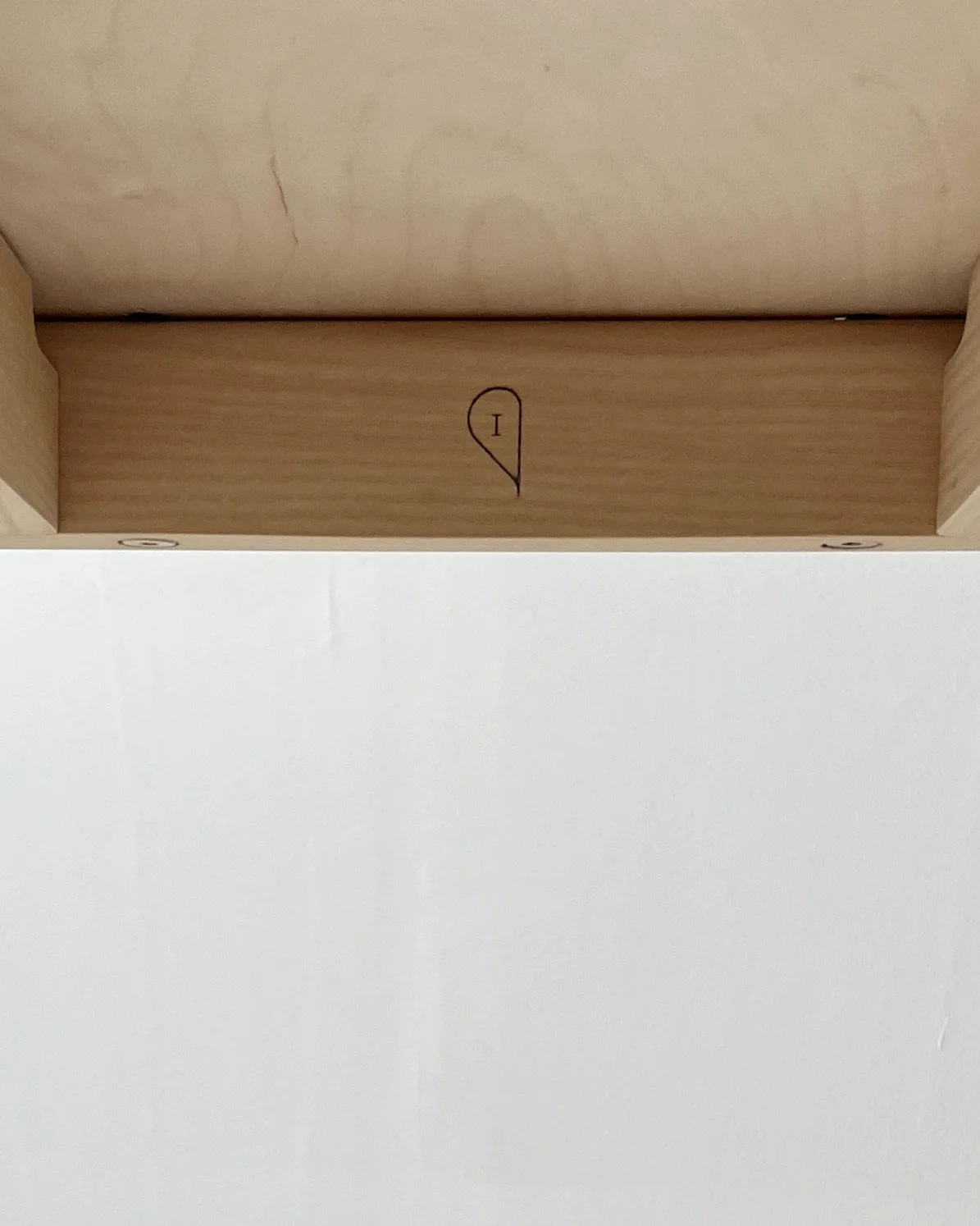 Thérèse Chair / Therese stolen. Closeup of hand heart engraved in the chairs underside. For We Shelter by Mark de Vos Dalhoum. Danmarks næste klassiker 2026