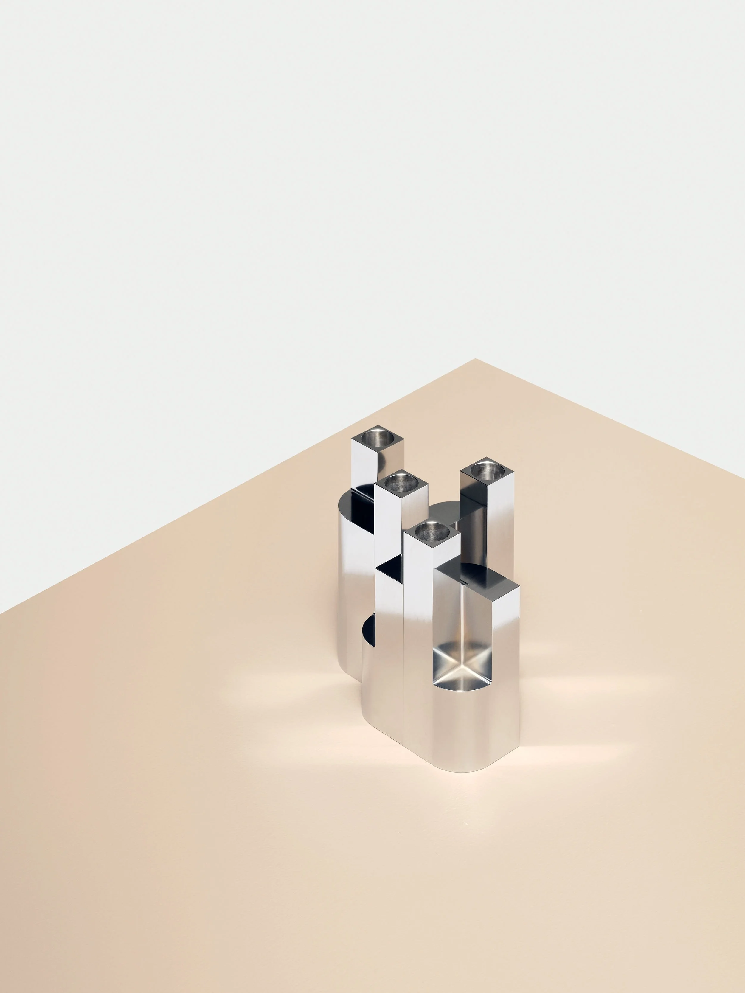 Lysestage i poleret aluminium af Mark de Vos Dalhoum. / Candle holder by Mark de Vos Dalhoum.