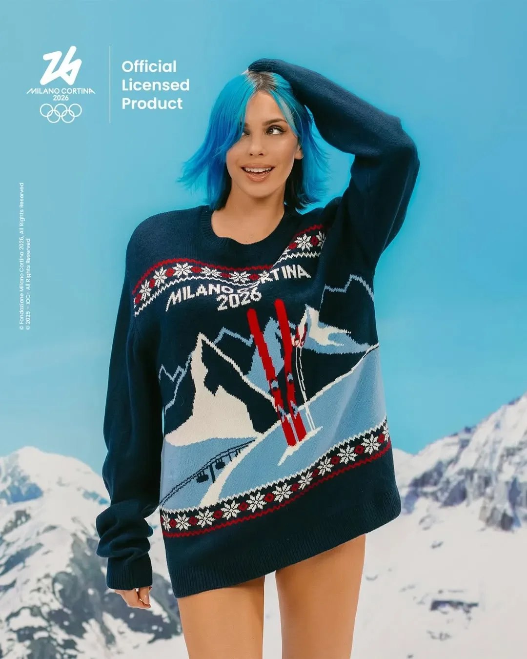 Ritratto di Rose Villain con maglione natalizio blu scuro oversize con grafica Milano Cortina 2026, realizzato da Yamamay per la capsule collection ufficiale delle Olimpiadi invernali.