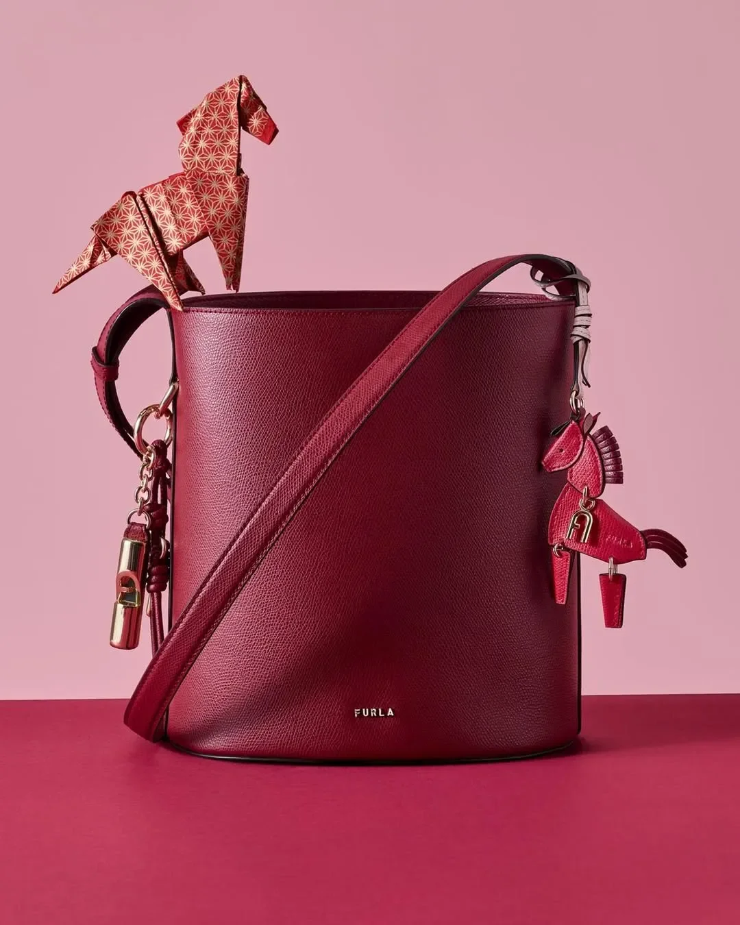 furla-still-life-borse-secchiello-pelle-bordo-origami.webp