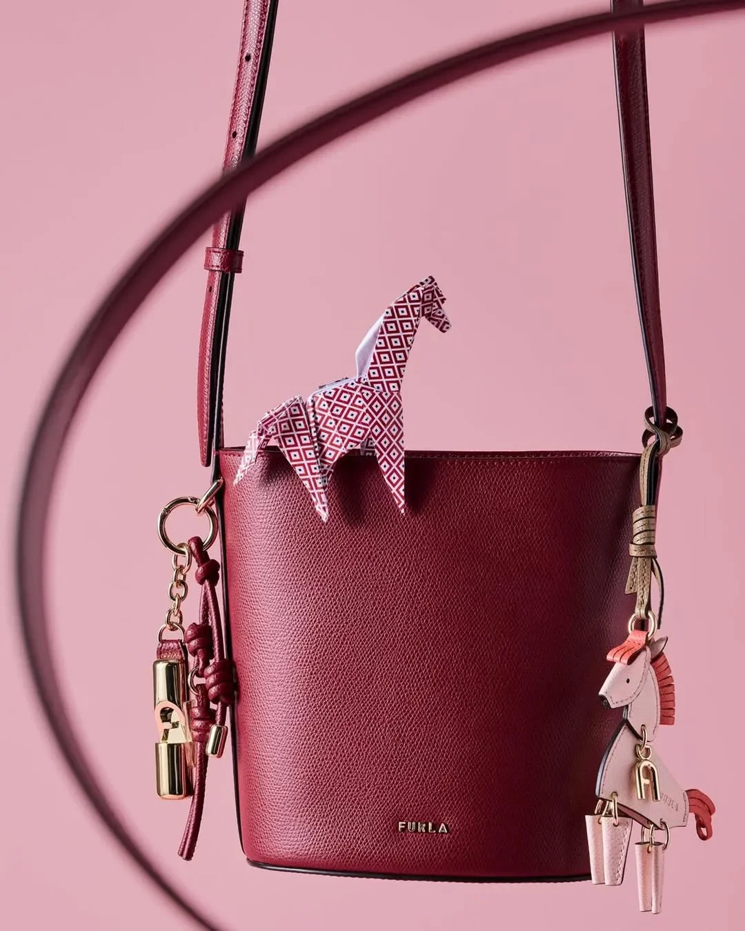furla-still-life-borse-secchiello-bordo-origami.webp