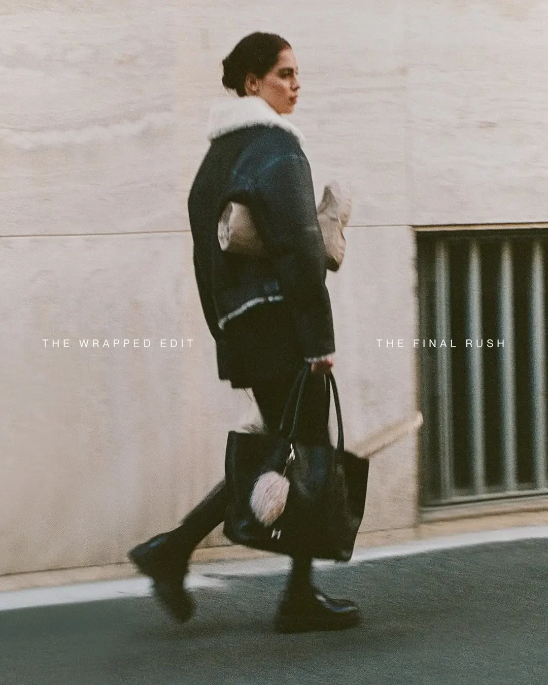 Scenografia outdoor per la campagna Hogan 'The Final Rush'. Modella in movimento con borsa tote nera e scultura a forma di stivale realizzata in carta kraft.