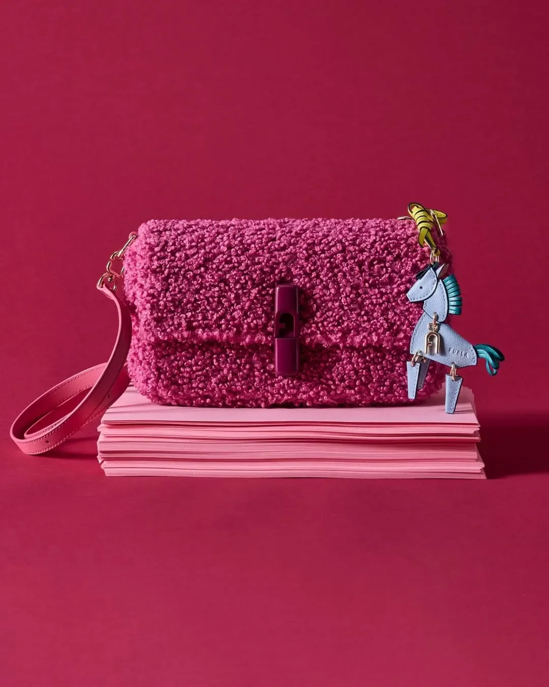 furla-still-life-borse-tracolla-boucle-fucsia-charm.webp