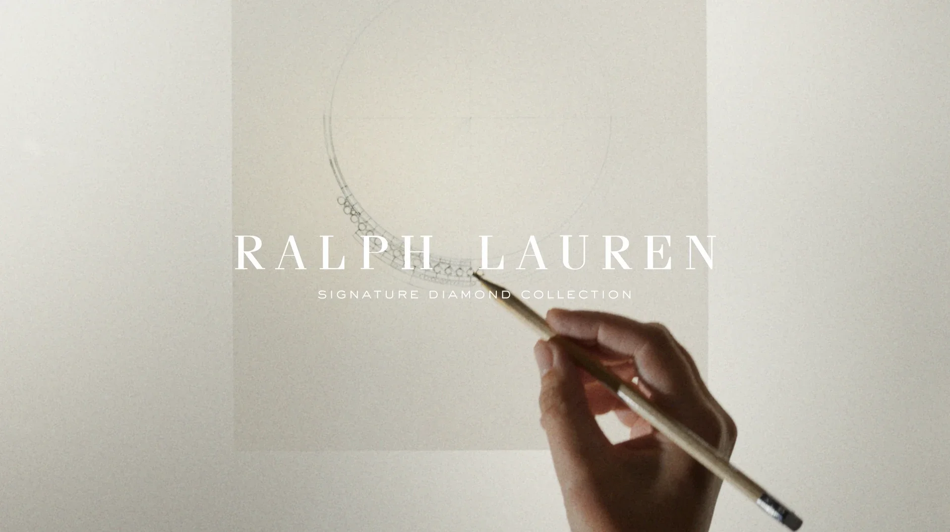 Mano di un designer che disegna a matita il bozzetto d'archivio di una collana, con testo impresso 'Ralph Lauren Signature Diamond Collection'.