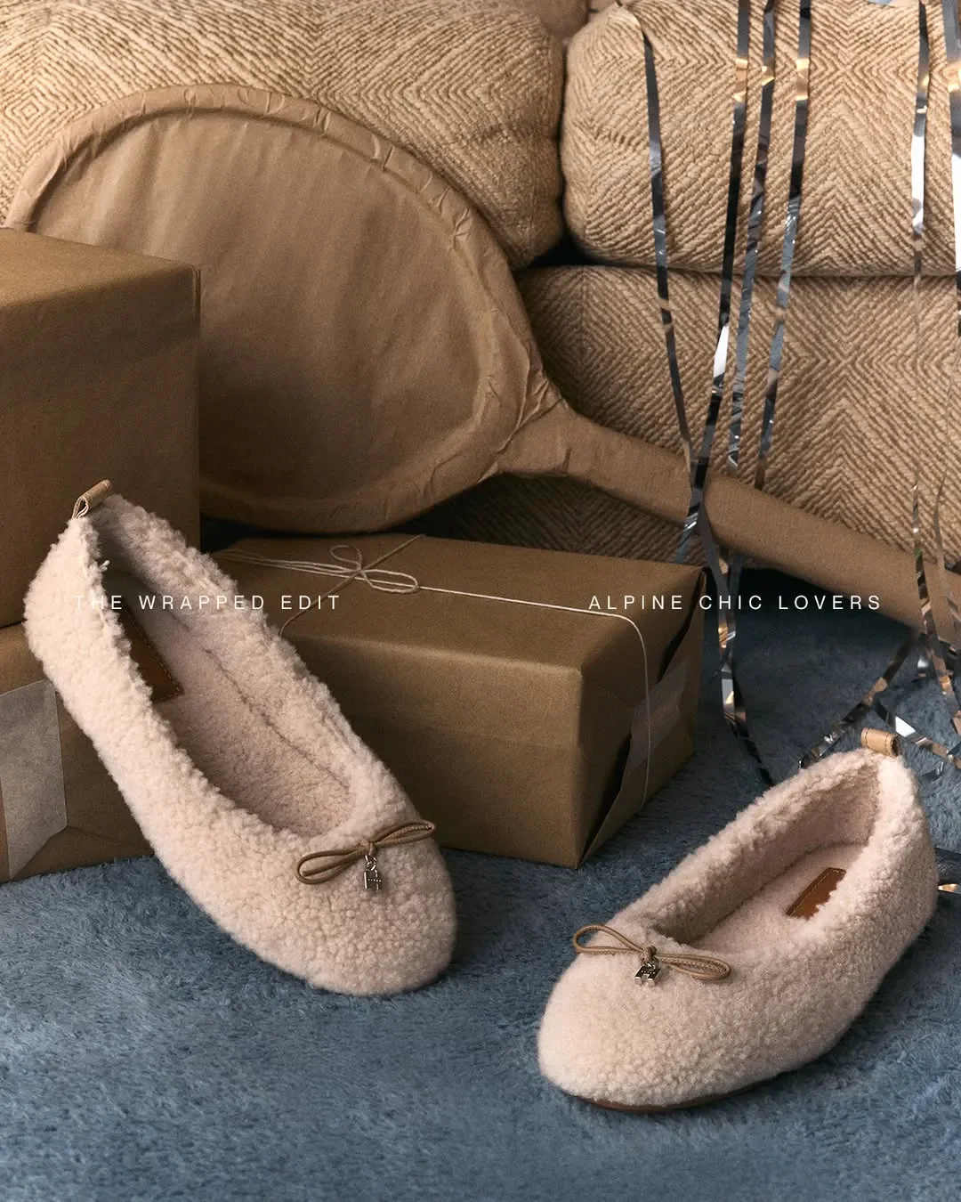 Set design e props styling per la campagna ADV Hogan 'Alpine Chic Lovers'. Ballerine in morbido shearling beige con pacchi regalo, festoni e racchetta impacchettata in carta kraft.