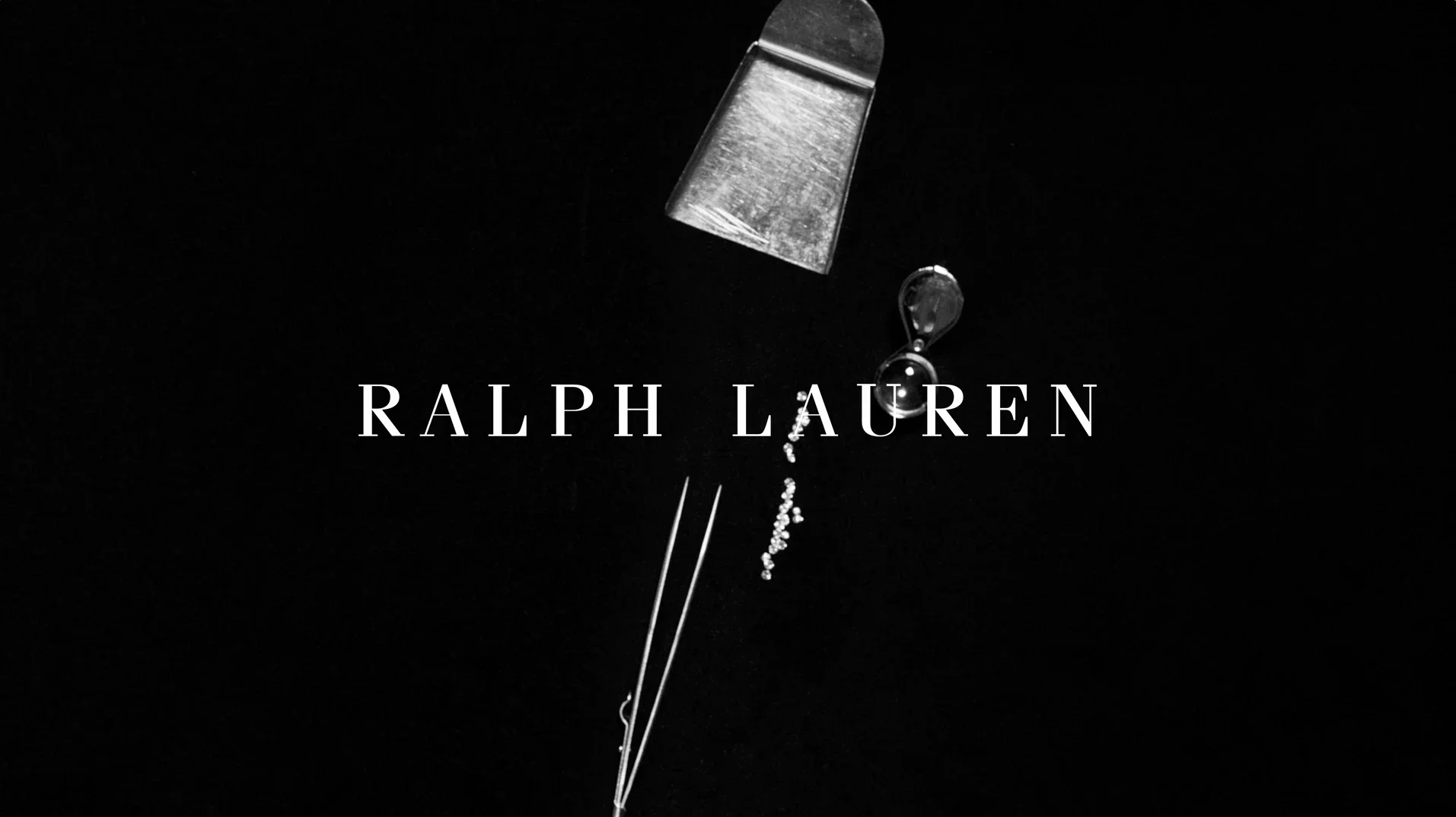 Sfondo fotografico promozionale per l'alta gioielleria Ralph Lauren con logo centrale, pinzette, lente da gemmologo e diamanti incandescenti.