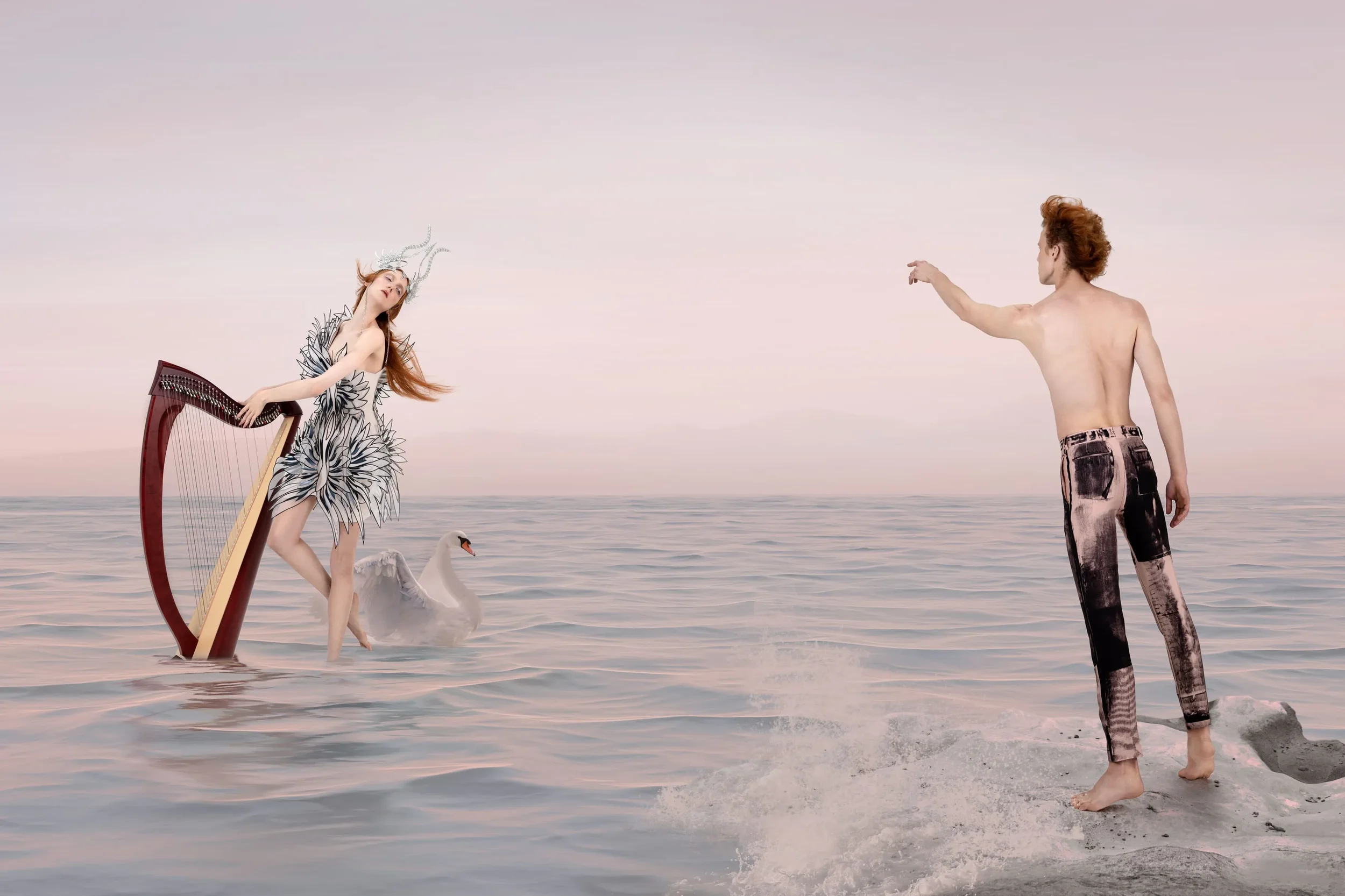 Scatto surrealista per l'editoriale di Vogue Portugal con una modella in abito scultoreo bianco e nero con copricapo, adagiata accanto a un'arpa e un cigno bianco nell'acqua, di fronte a un modello maschile a torso nudo su una scogliera al tramonto.