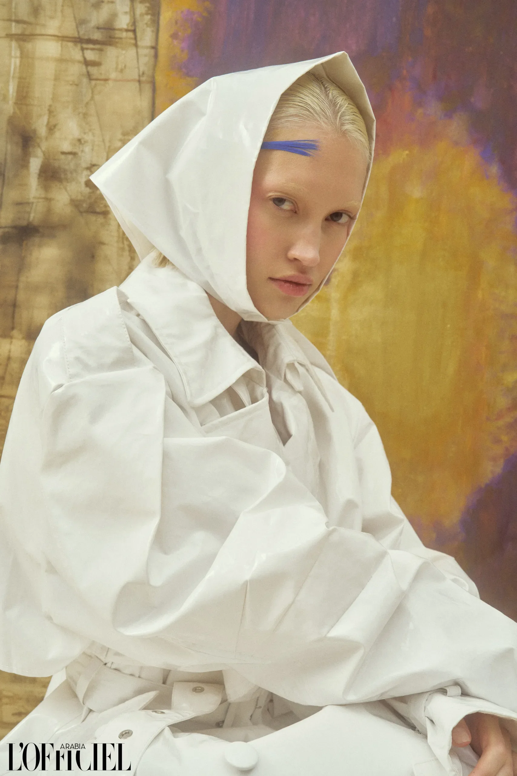 editoriale-moda-lofficiel-trench-bianco-sfondo-artistico.webp